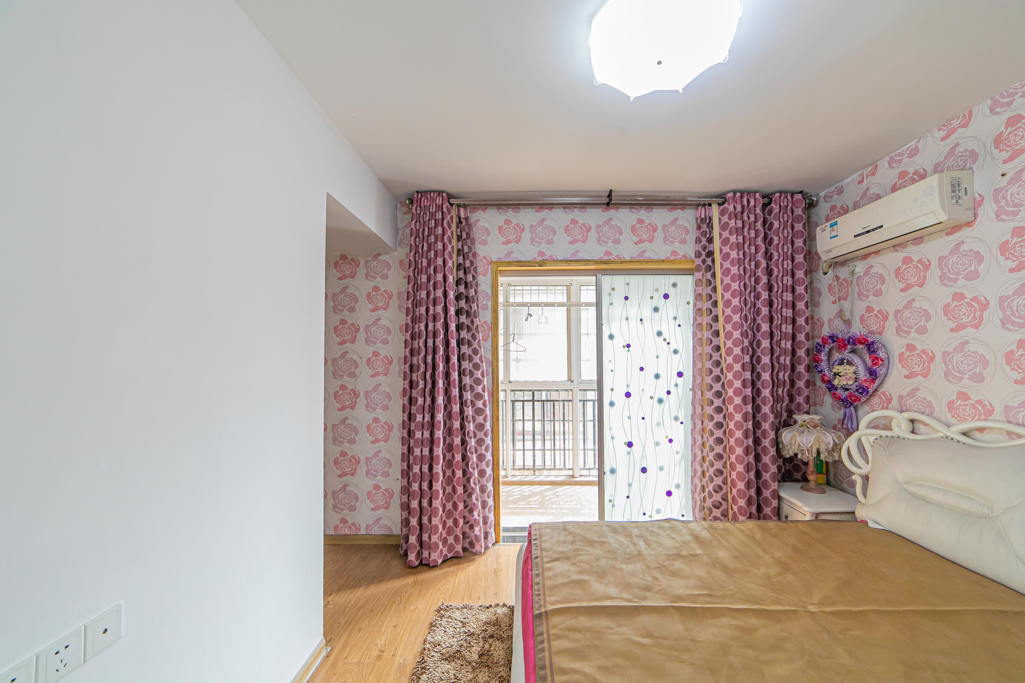 警苑星城 4室2厅2卫 79.80万 警苑星城 4室2厅2卫 79.80万卧室