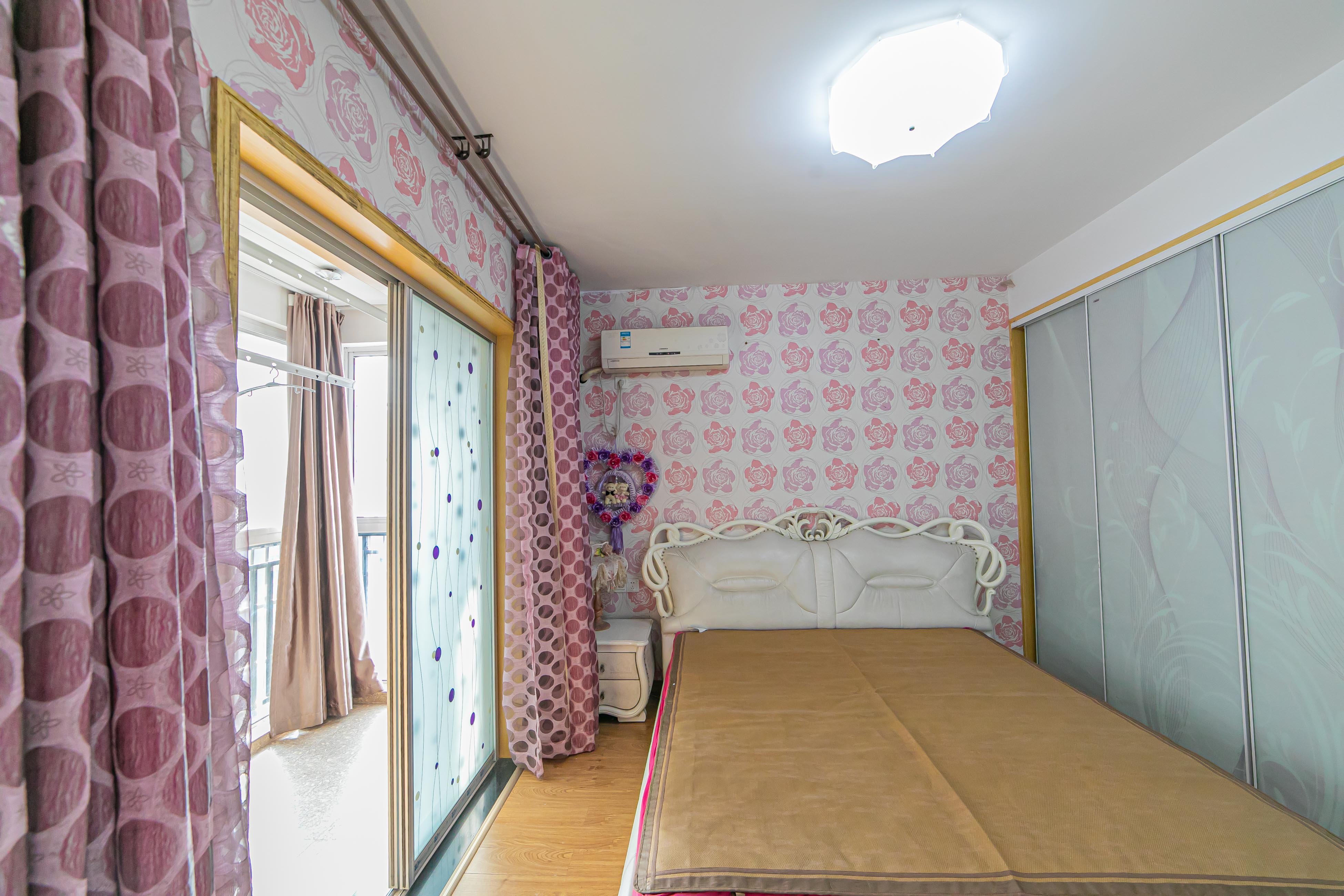 警苑星城 4室2厅2卫 79.80万 警苑星城 4室2厅2卫 79.80万卧室