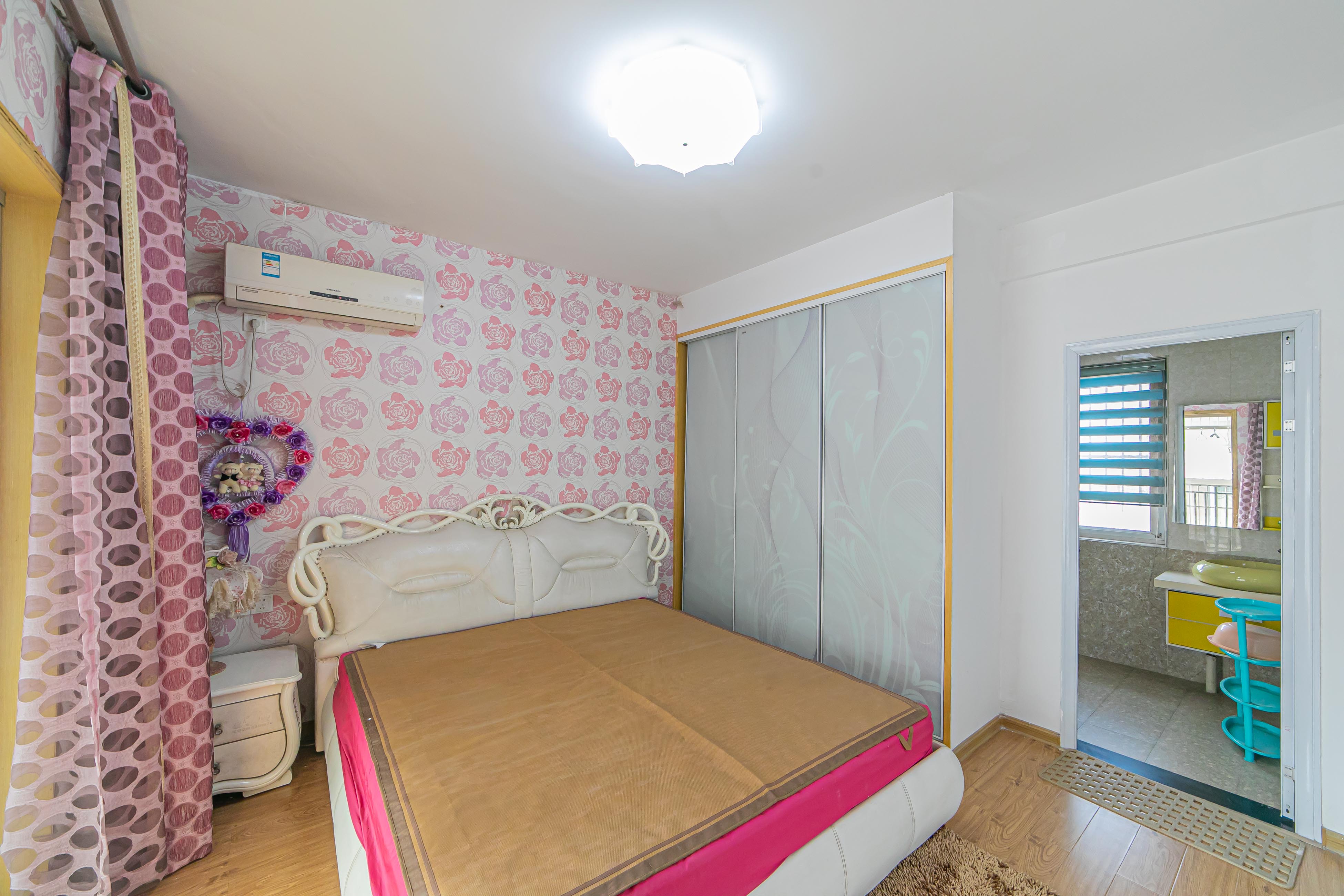 警苑星城 4室2厅2卫 79.80万 警苑星城 4室2厅2卫 79.80万卧室