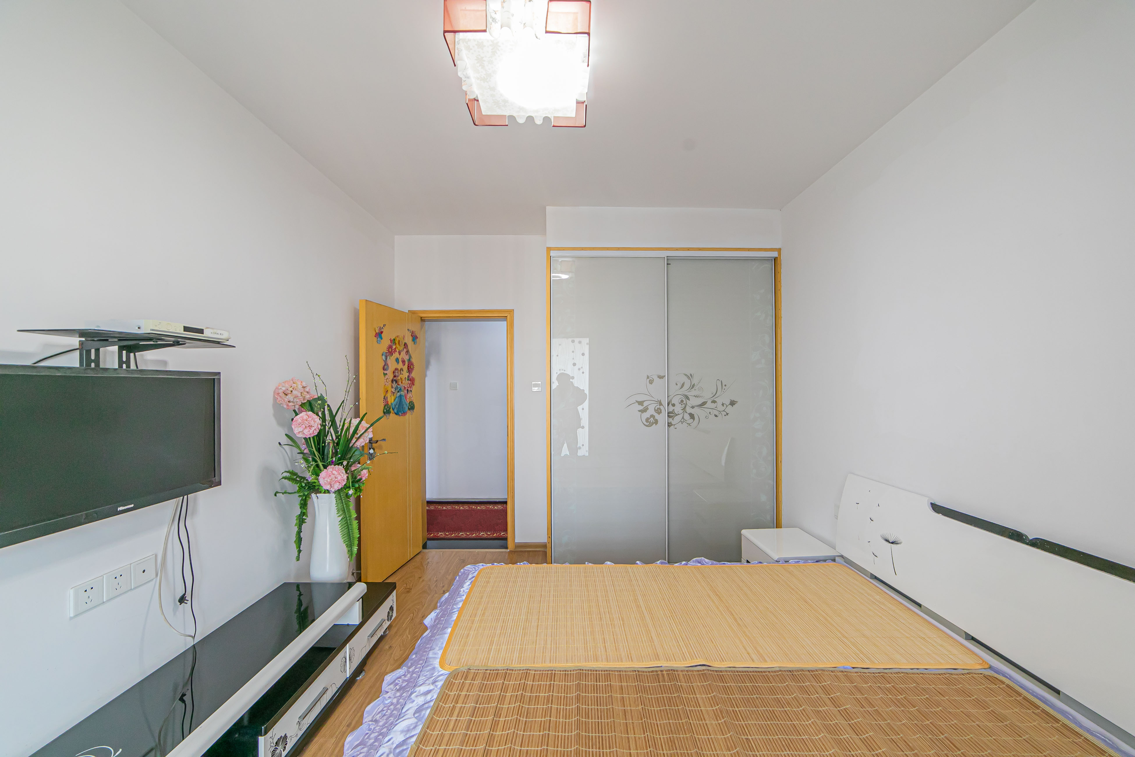 警苑星城 4室2厅2卫 79.80万 警苑星城 4室2厅2卫 79.80万卧室