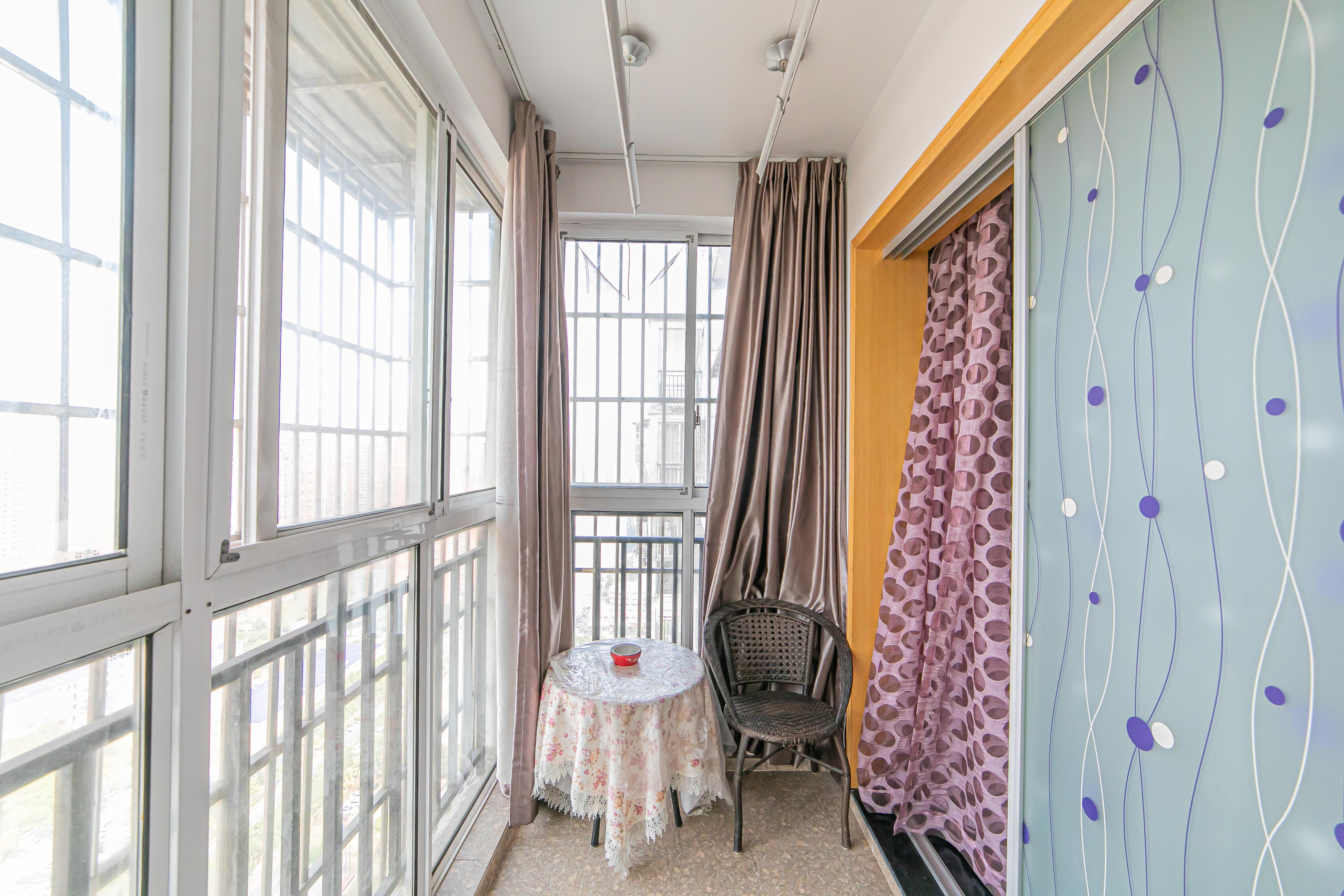 警苑星城 4室2厅2卫 79.80万 警苑星城 4室2厅2卫 79.80万卧室