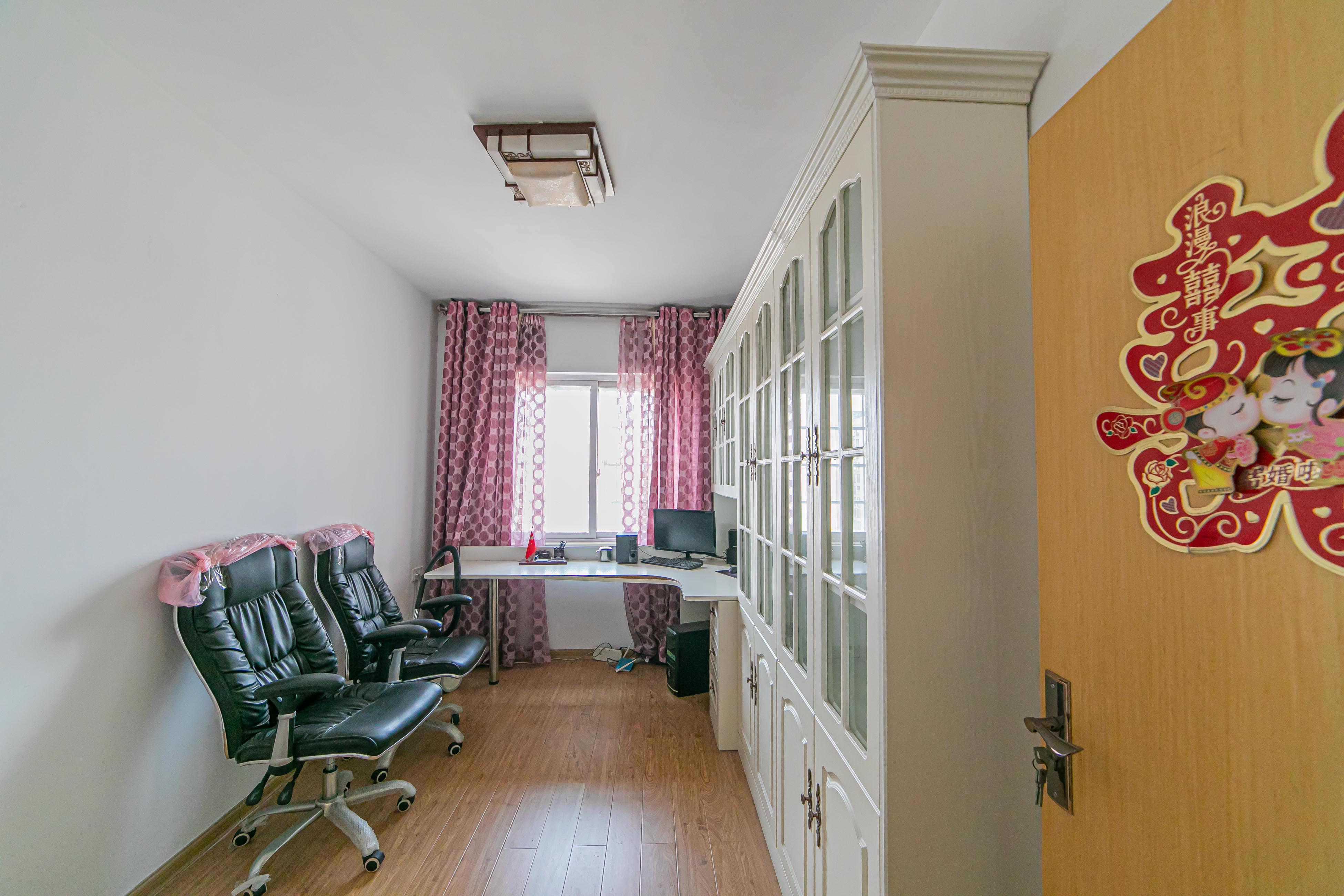 警苑星城 4室2厅2卫 79.80万 警苑星城 4室2厅2卫 79.80万阳台