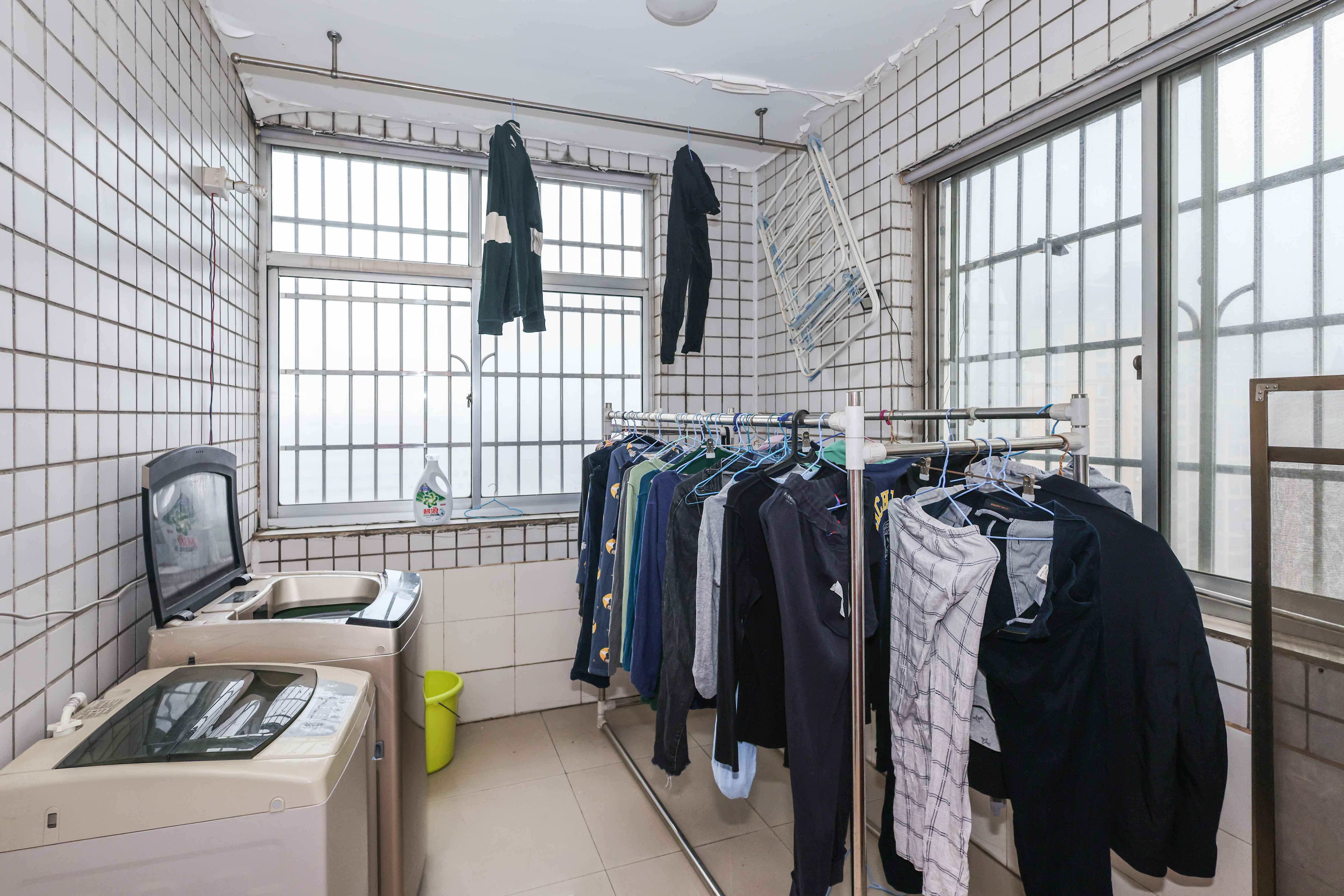 阳明山庄  5室2厅3卫   160.00万阳台