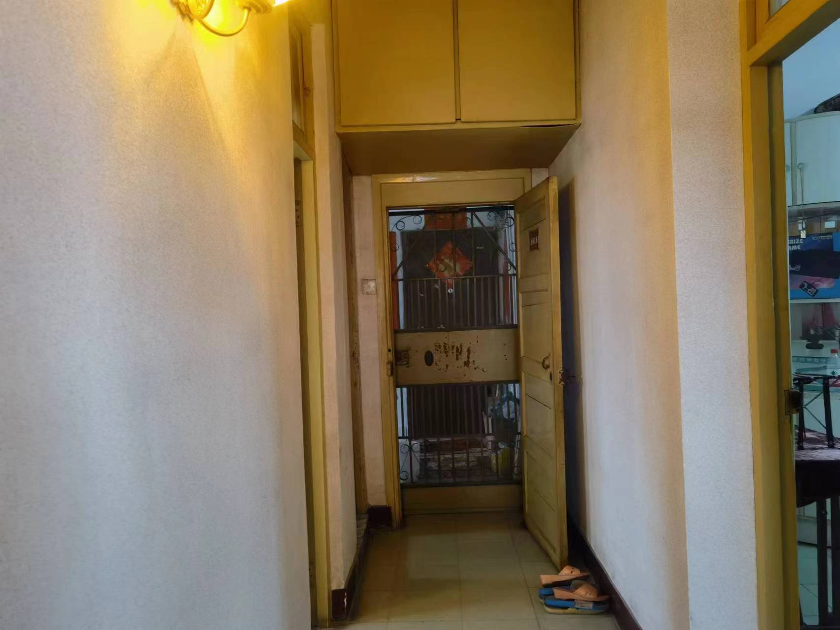 中建五局宿舍（建设中路）  2室1厅1卫   26.80万客厅