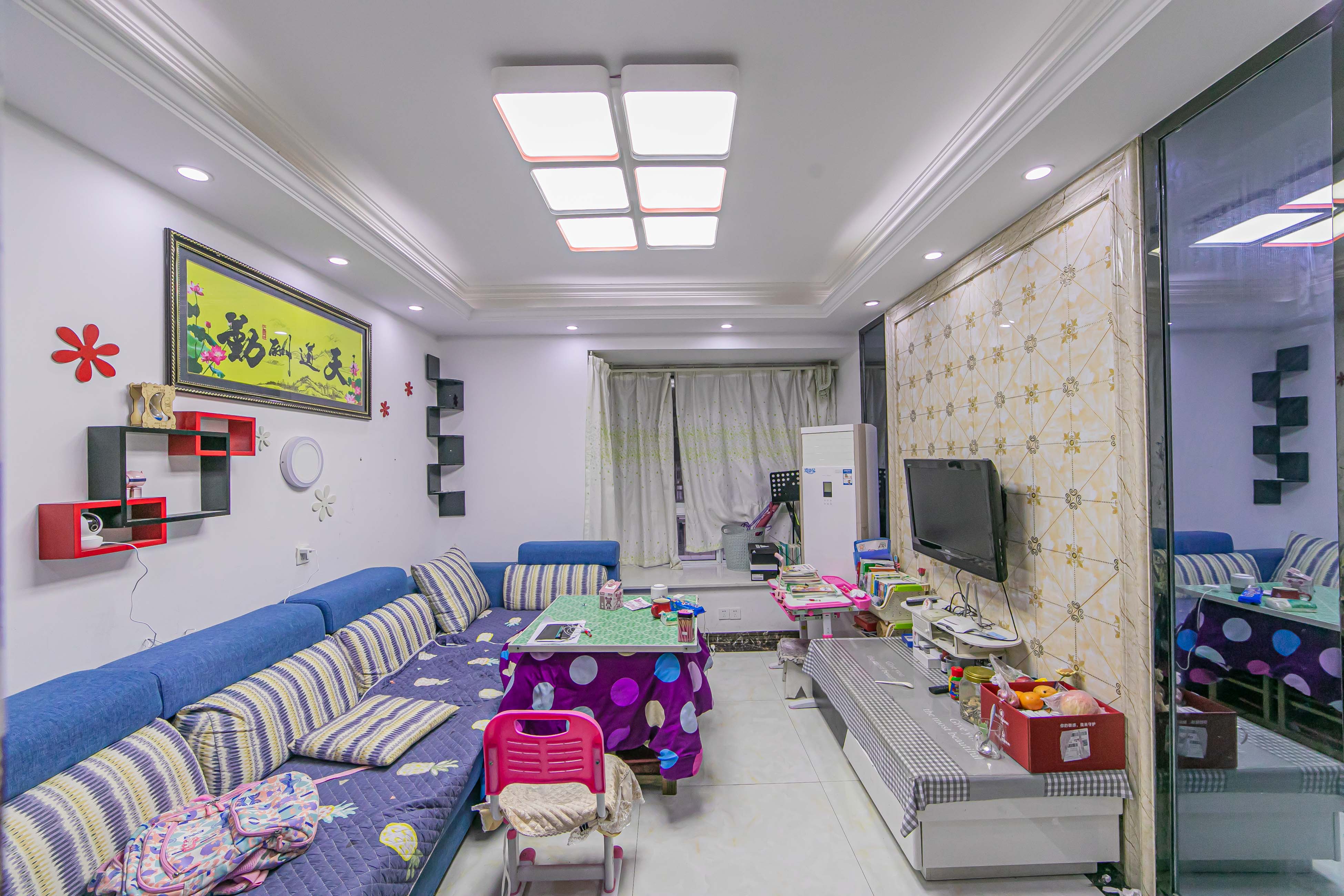 泊林晶城  2室2厅1卫    49.78万 泊林晶城  2室2厅1卫    49.78万客厅