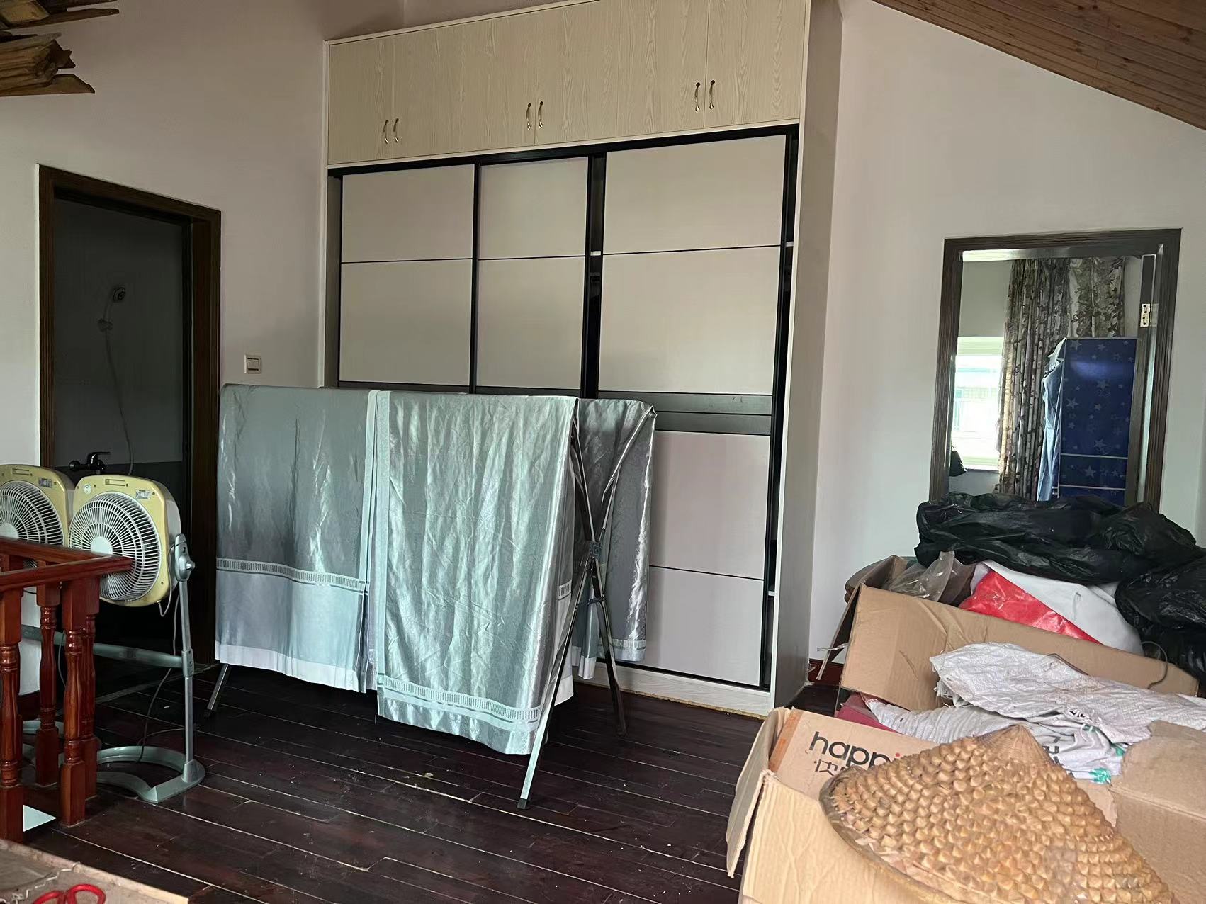 银海花园D区球坪村 4室2厅1卫 58.80万 银海花园D区球坪村 4室2厅1卫 58.80万客厅