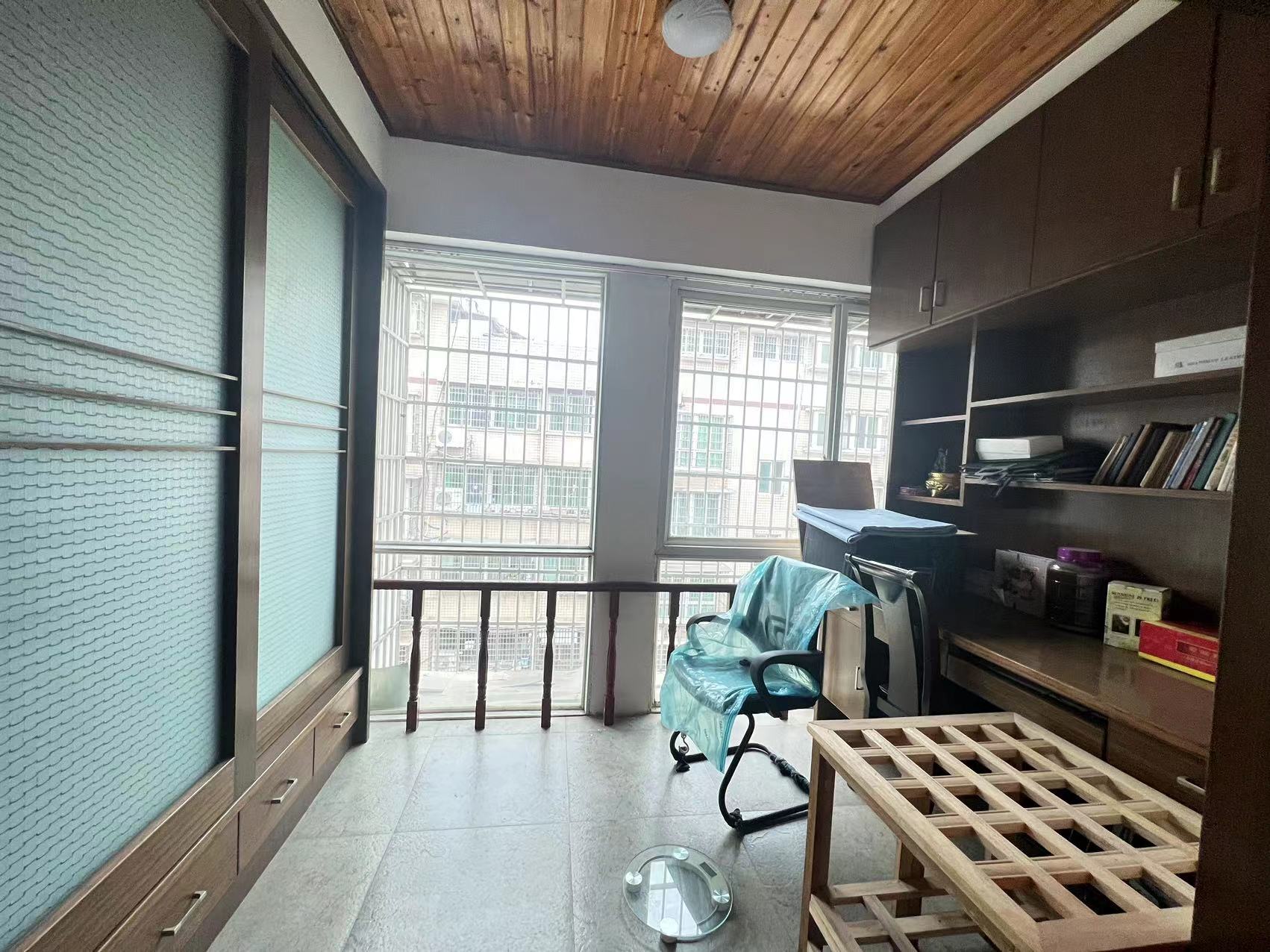 银海花园D区球坪村 4室2厅1卫 58.80万 银海花园D区球坪村 4室2厅1卫 58.80万客厅