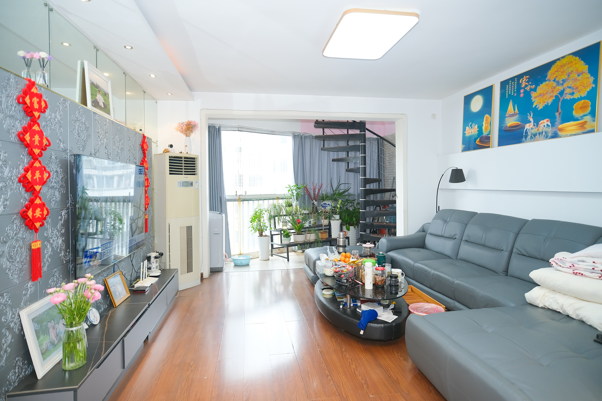 晶华美地 4室2厅2卫 99.80万 晶华美地 4室2厅2卫 99.80万客厅