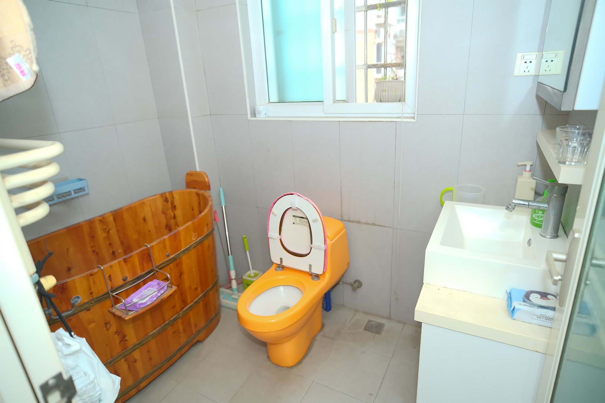 晶华美地 4室2厅2卫 99.80万 晶华美地 4室2厅2卫 99.80万卫生间