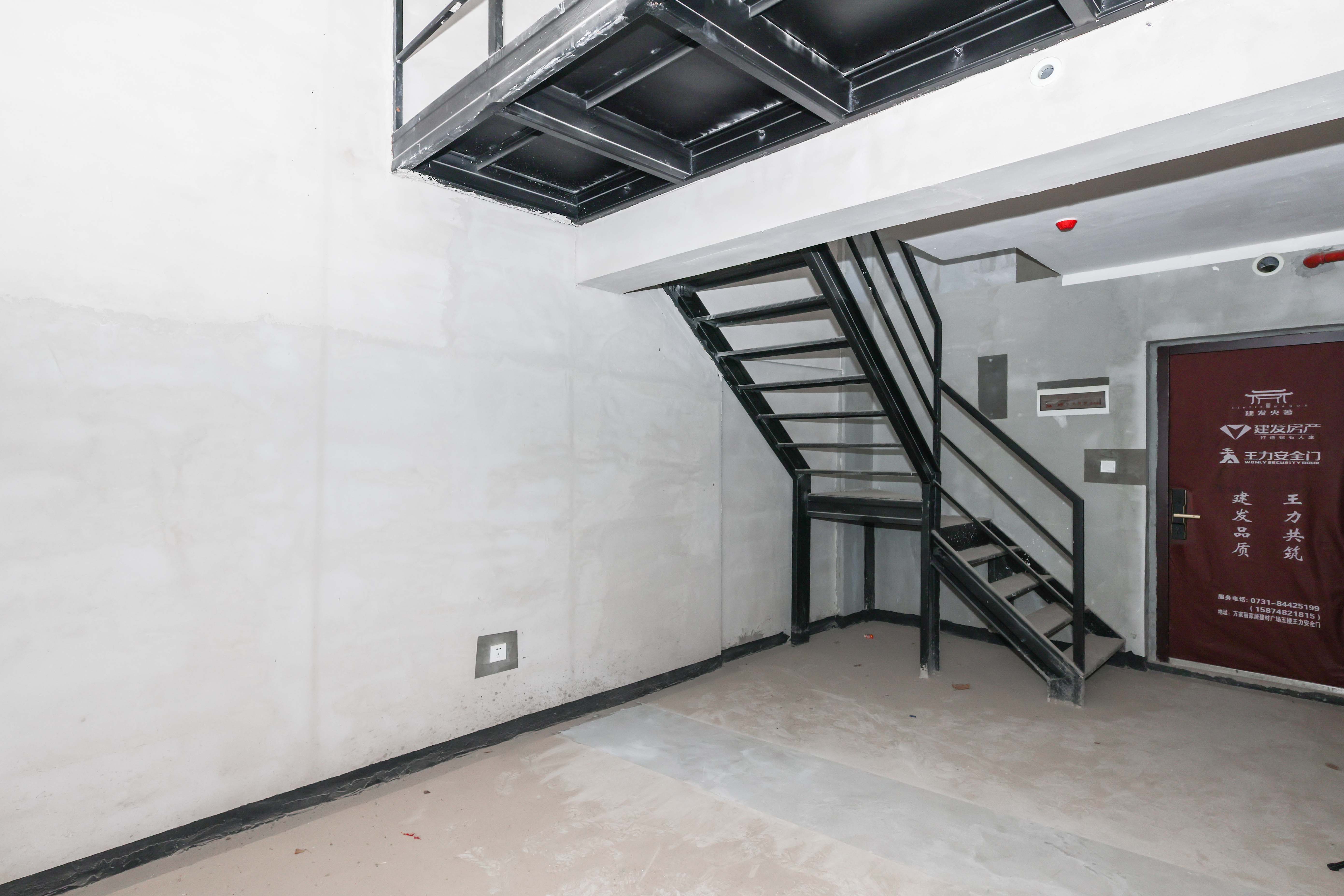 建发央著  4室2厅2卫   235.00万客厅