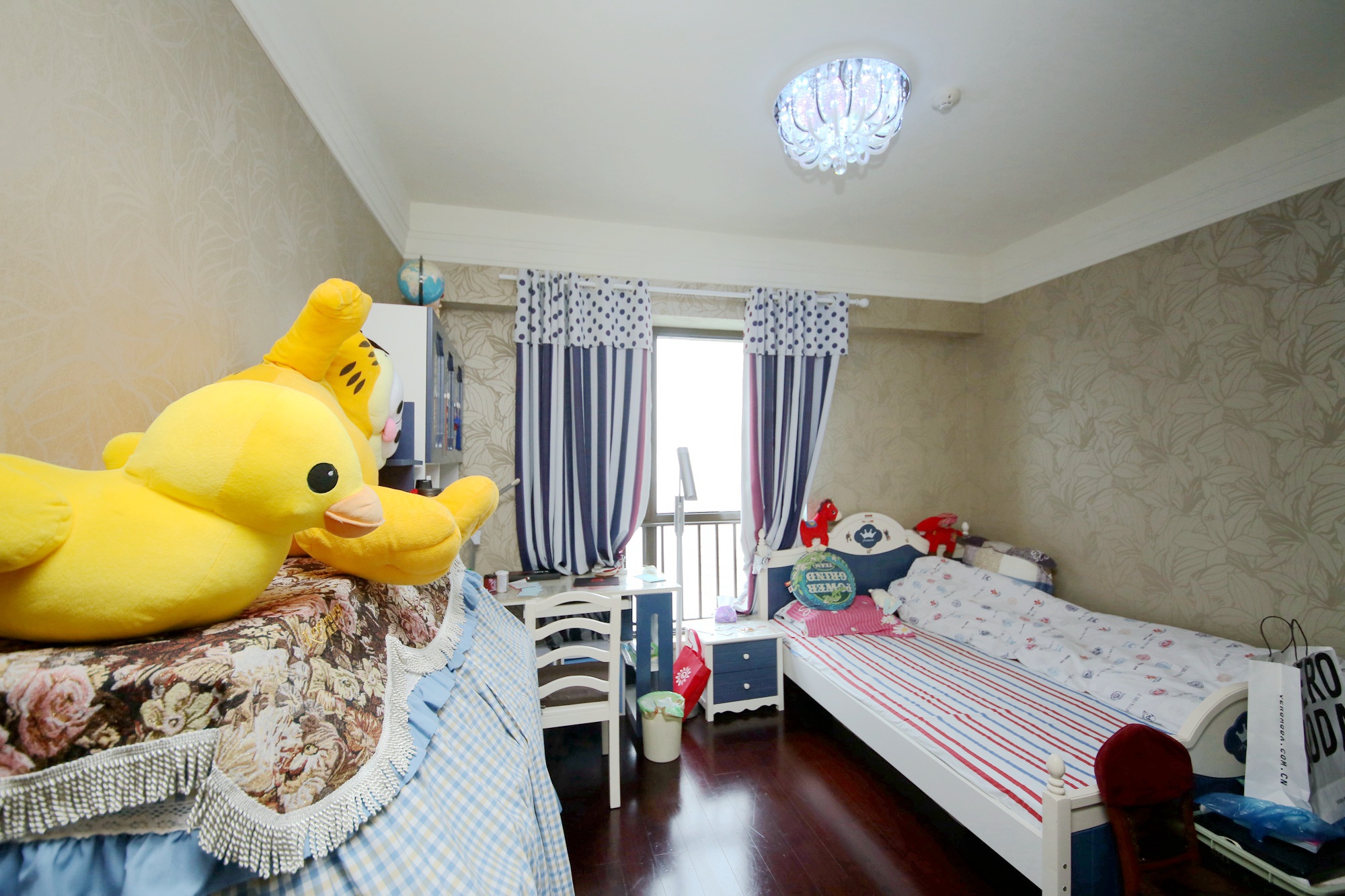 华远华中心  4室2厅1卫   721.00万卧室