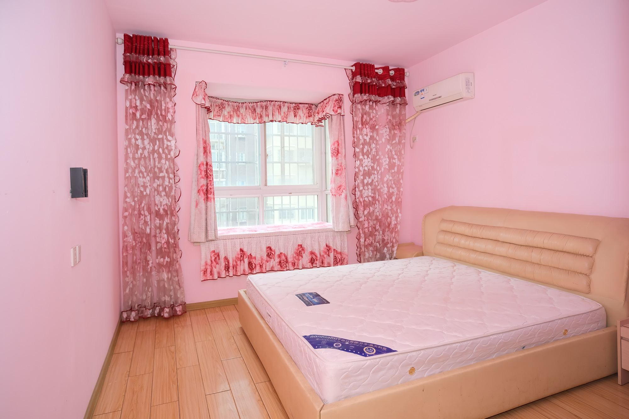 世景华庭 3室2厅2卫 66.0万 世景华庭 3室2厅2卫 66.0万卧室