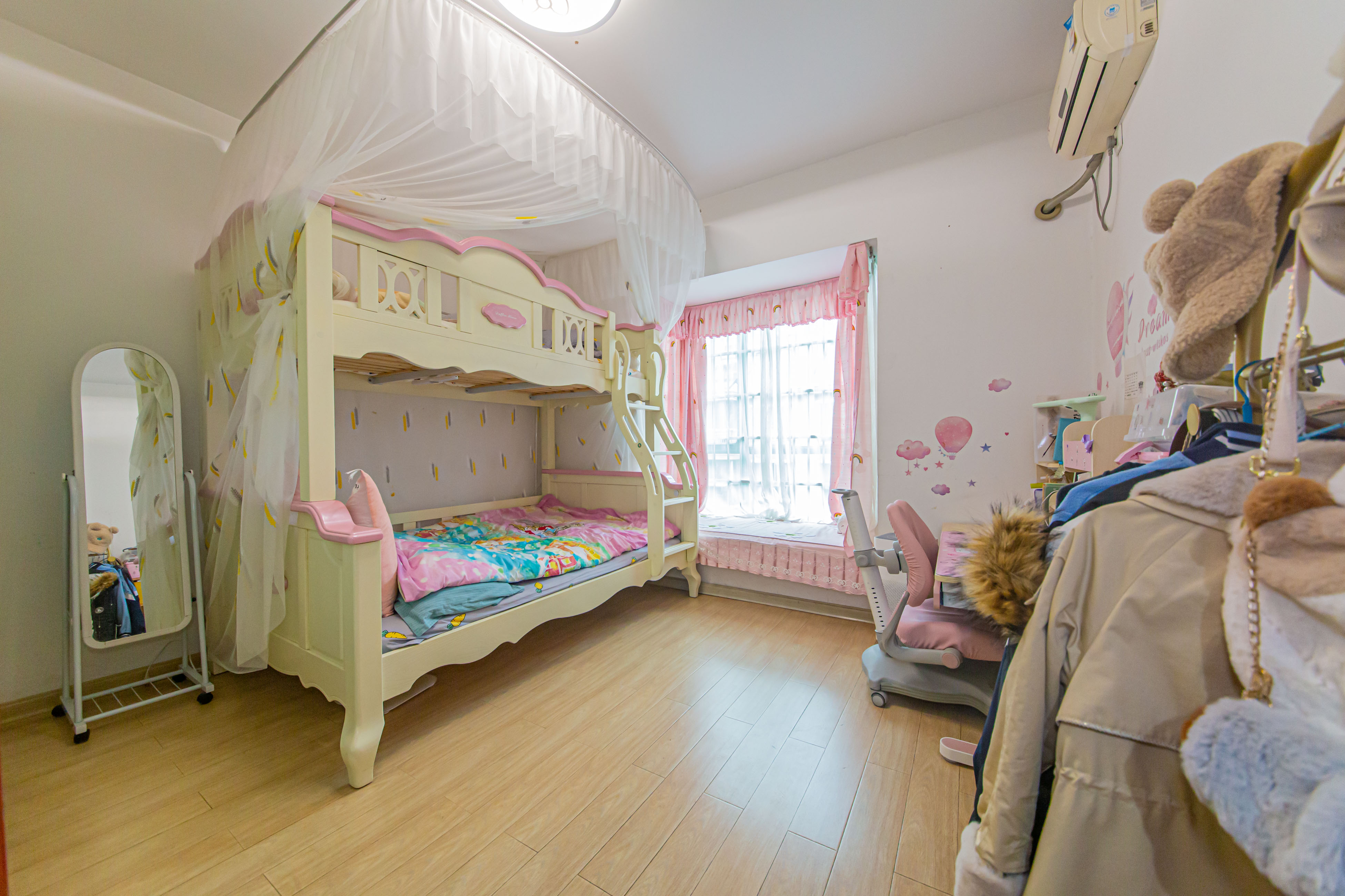 柠檬丽都 4室2厅1卫 68.0万 柠檬丽都 4室2厅1卫 68.0万卧室