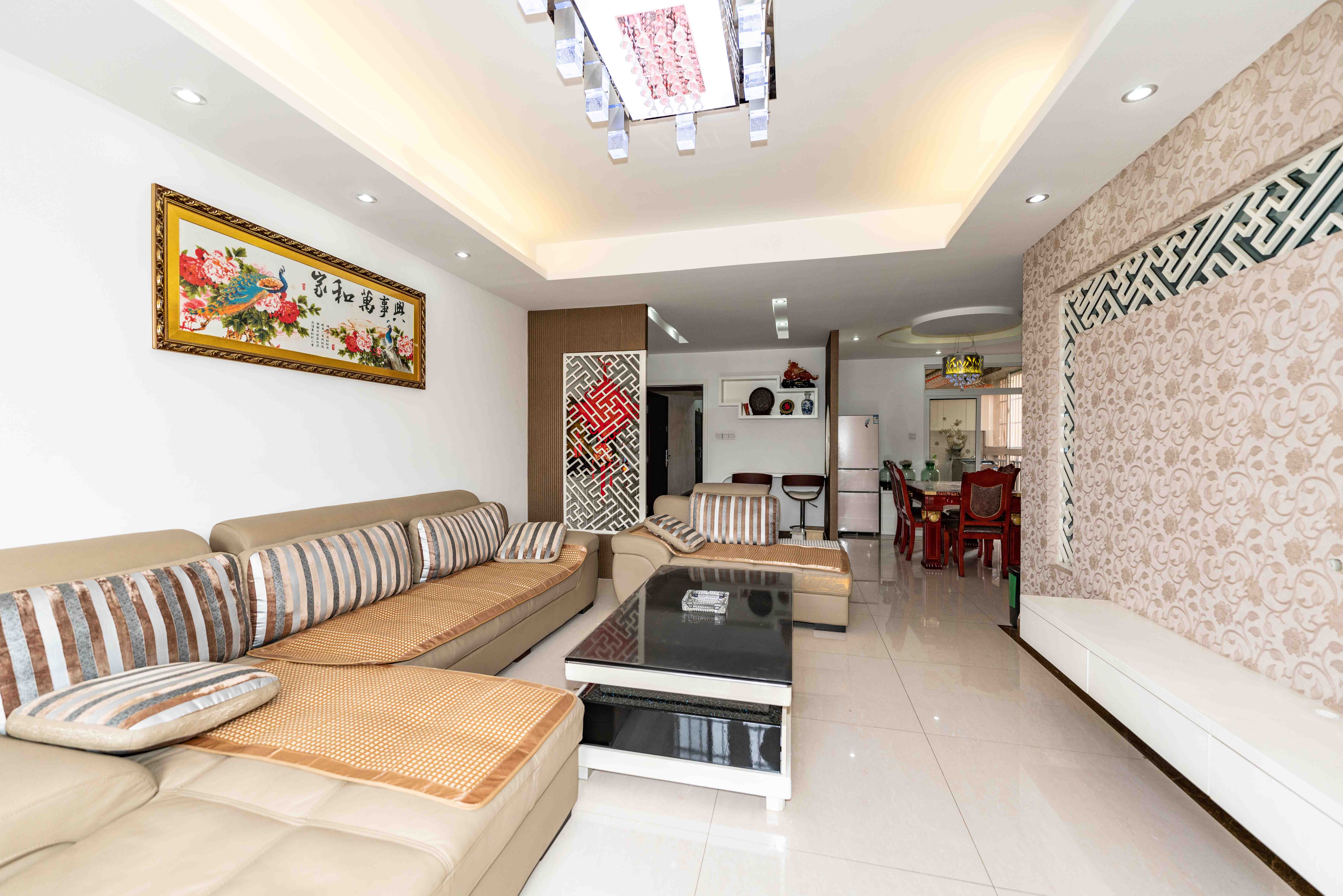 腾泰佳园  3室2厅2卫    89.0万客厅