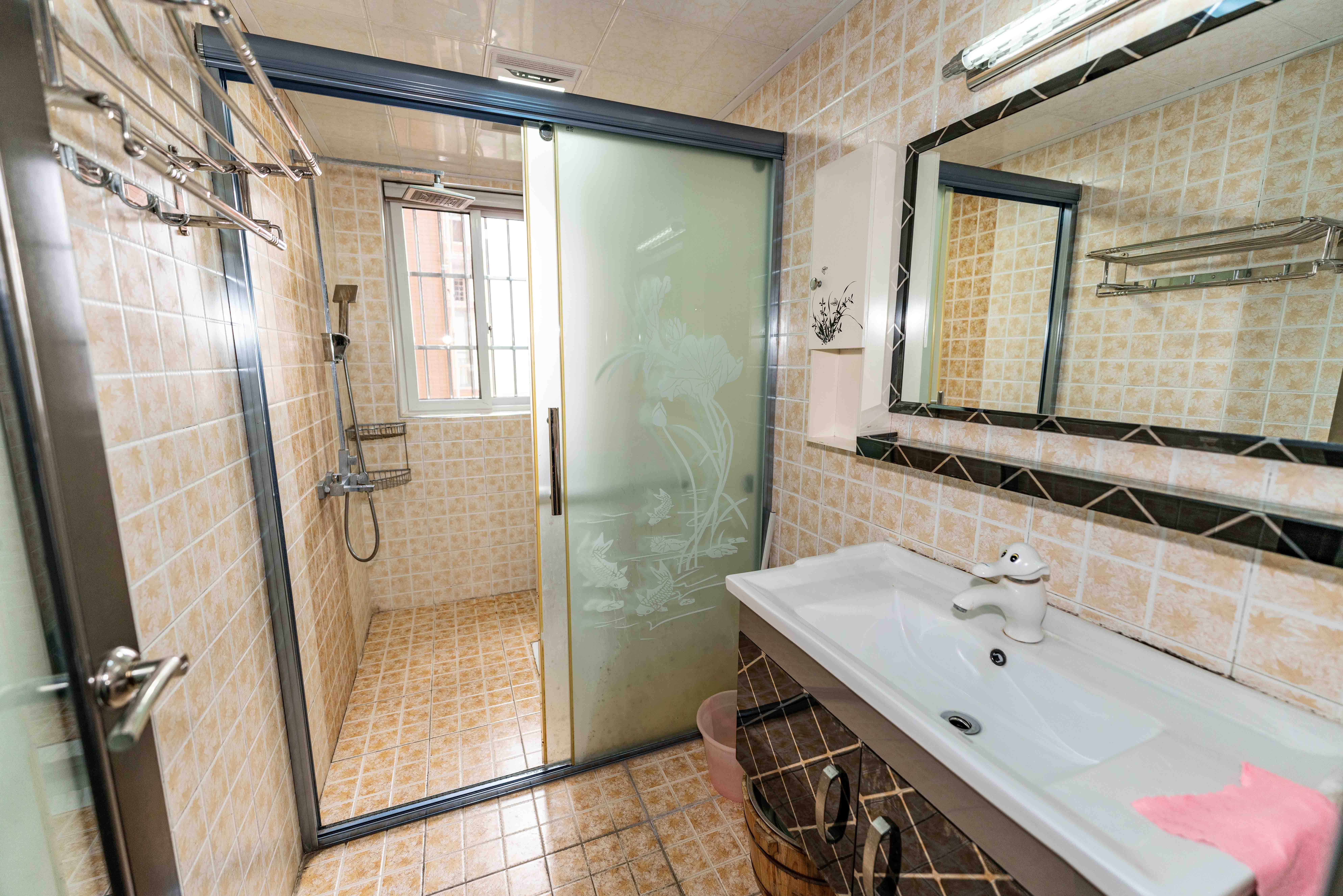 腾泰佳园  3室2厅2卫    89.0万卫生间