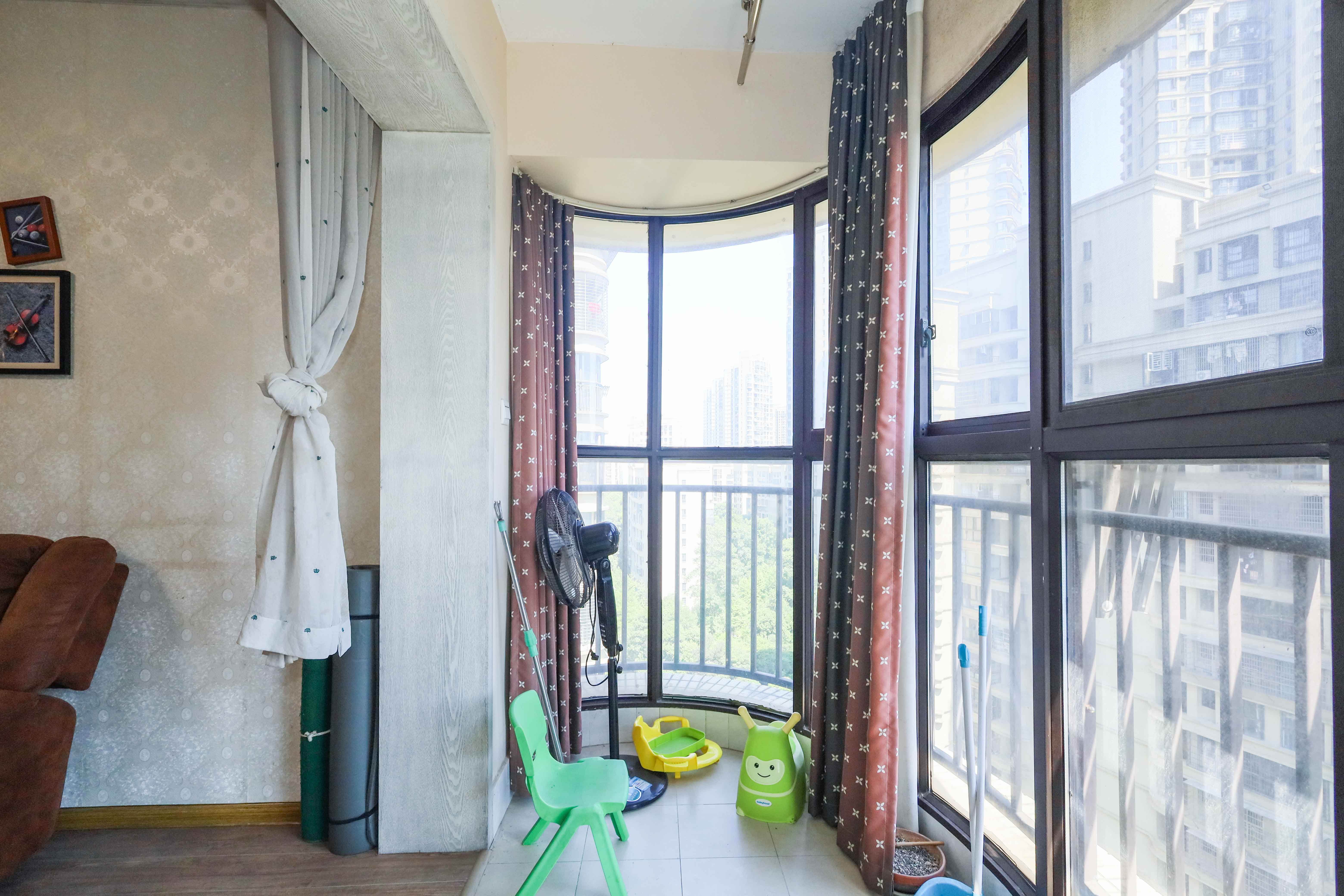 保利麓谷林语D区  2室2厅2卫    65.0万 保利麓谷林语D区  2室2厅2卫    65.0万阳台