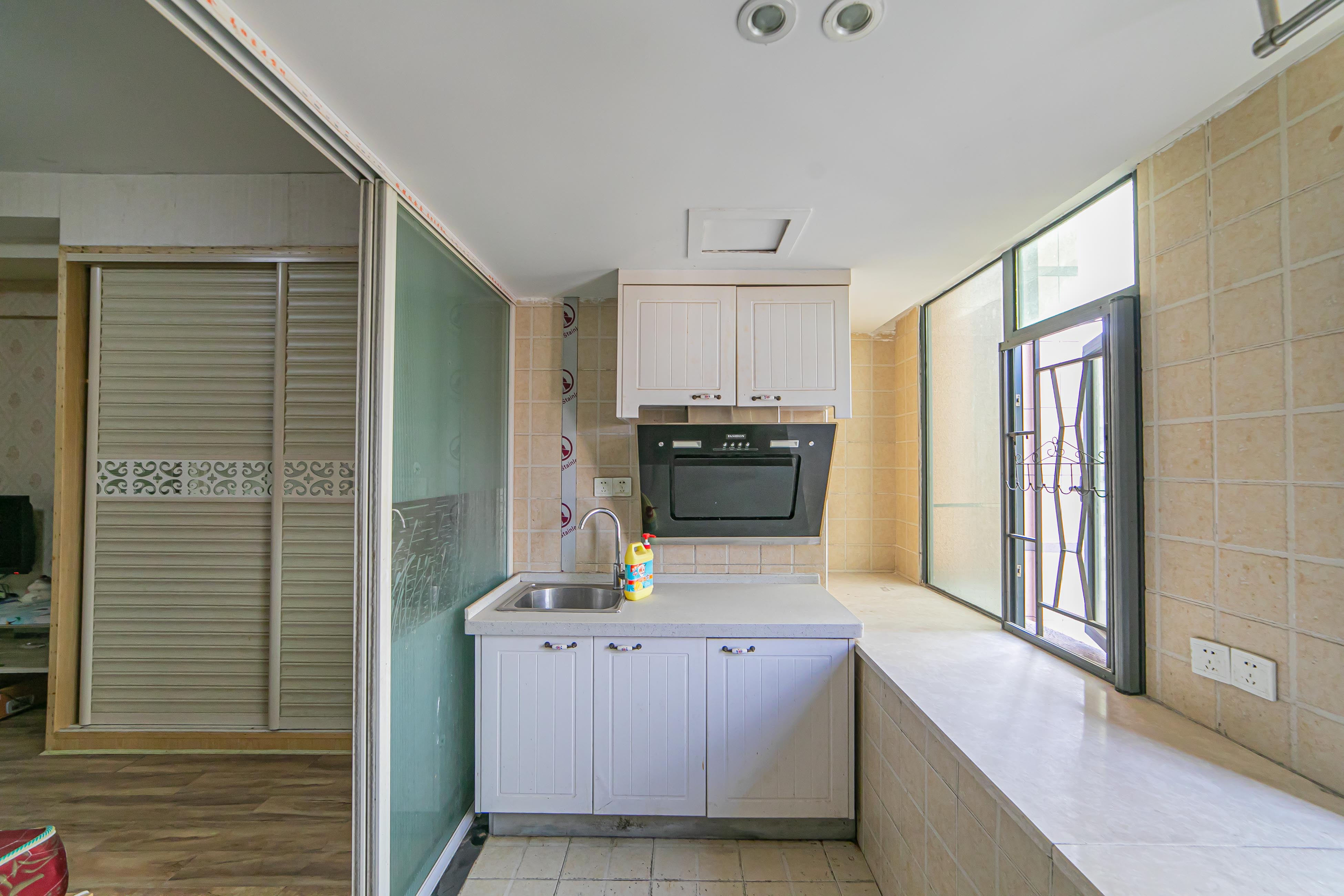 爱都(IDO) 1室1厅1卫 30.00万 爱都(IDO) 1室1厅1卫 30.00万阳台