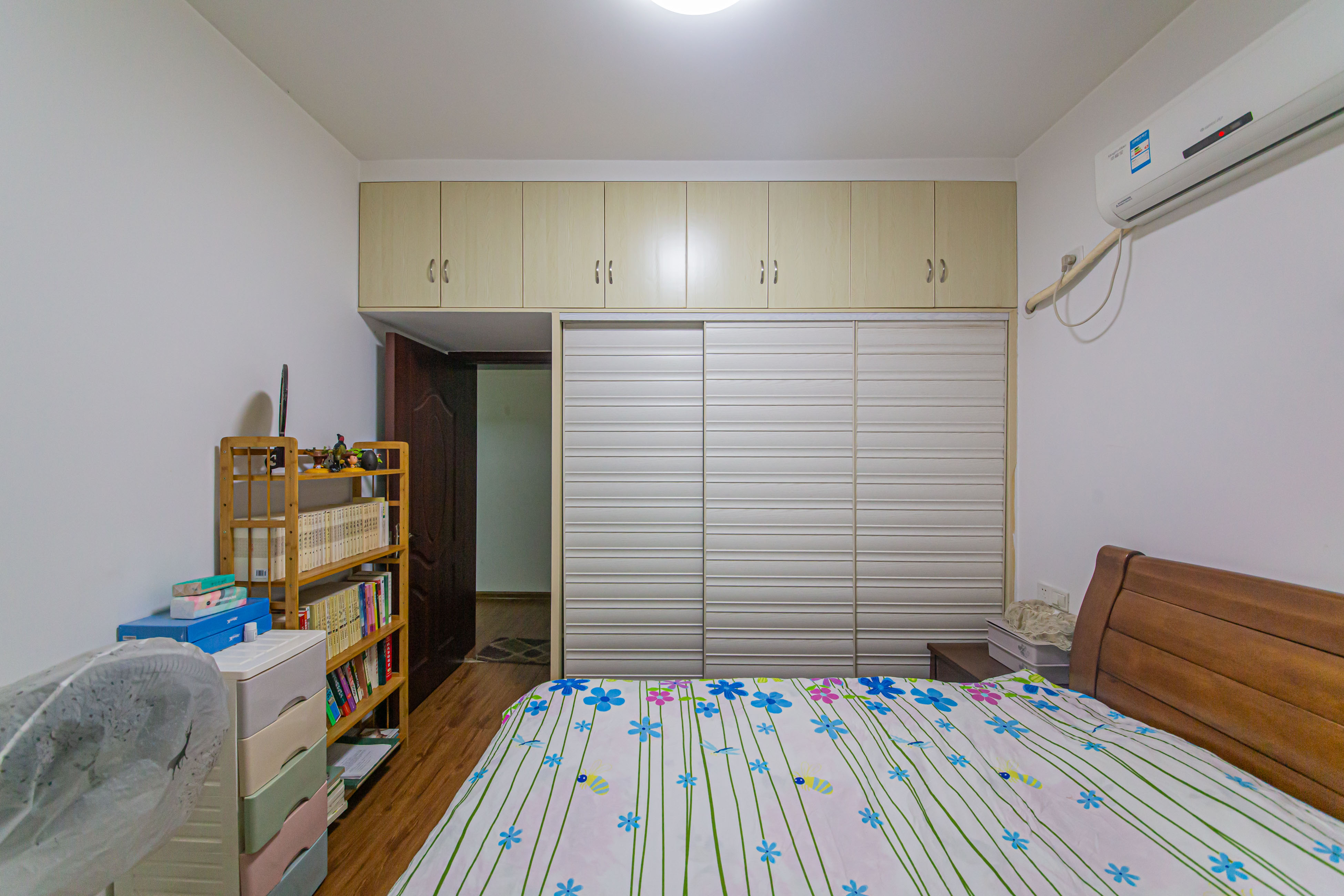 九峰小区（一二三四区）  3室2厅2卫   235.00万卧室