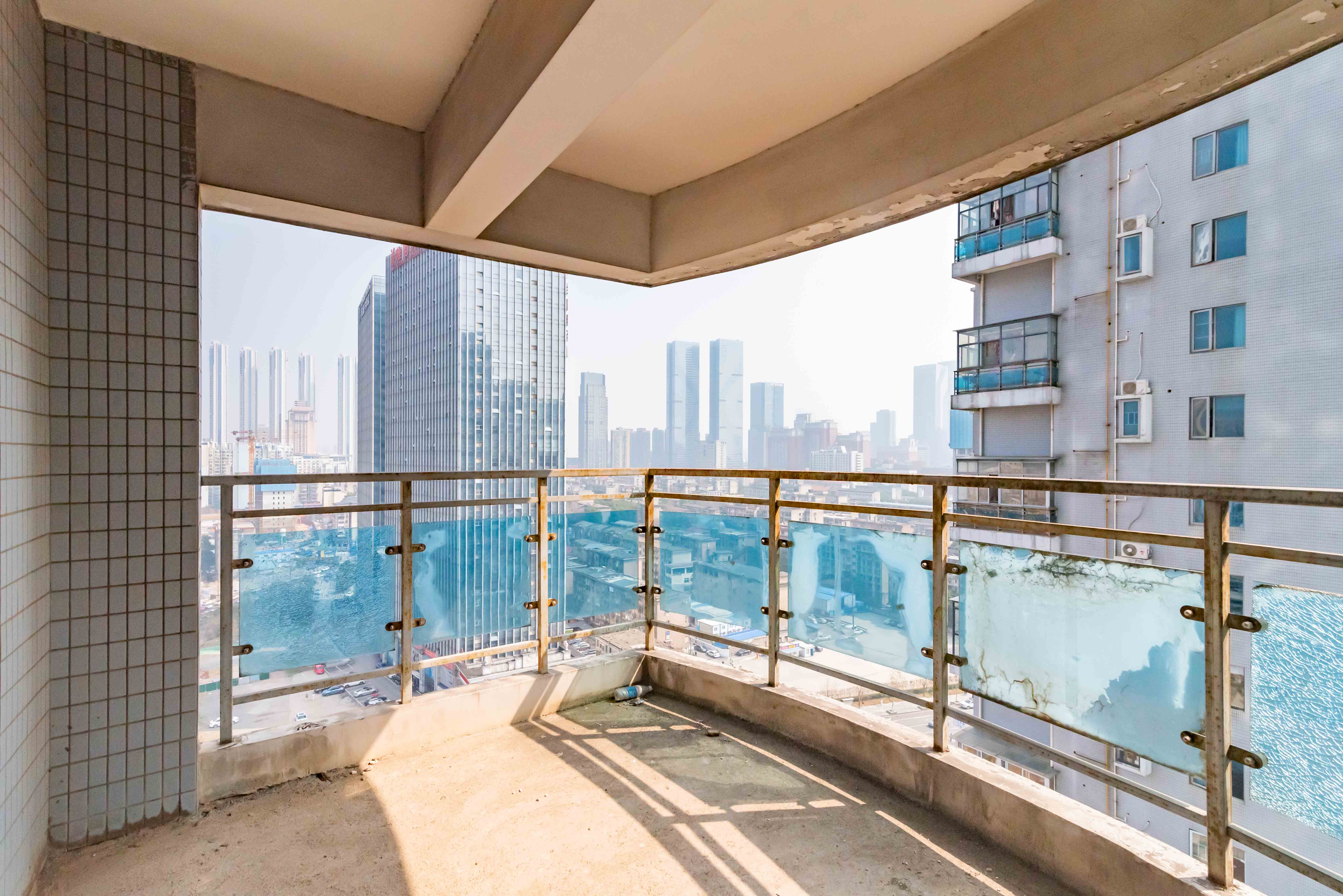 凯乐国际城 3室2厅2卫 156.0万 凯乐国际城 3室2厅2卫 156.0万阳台