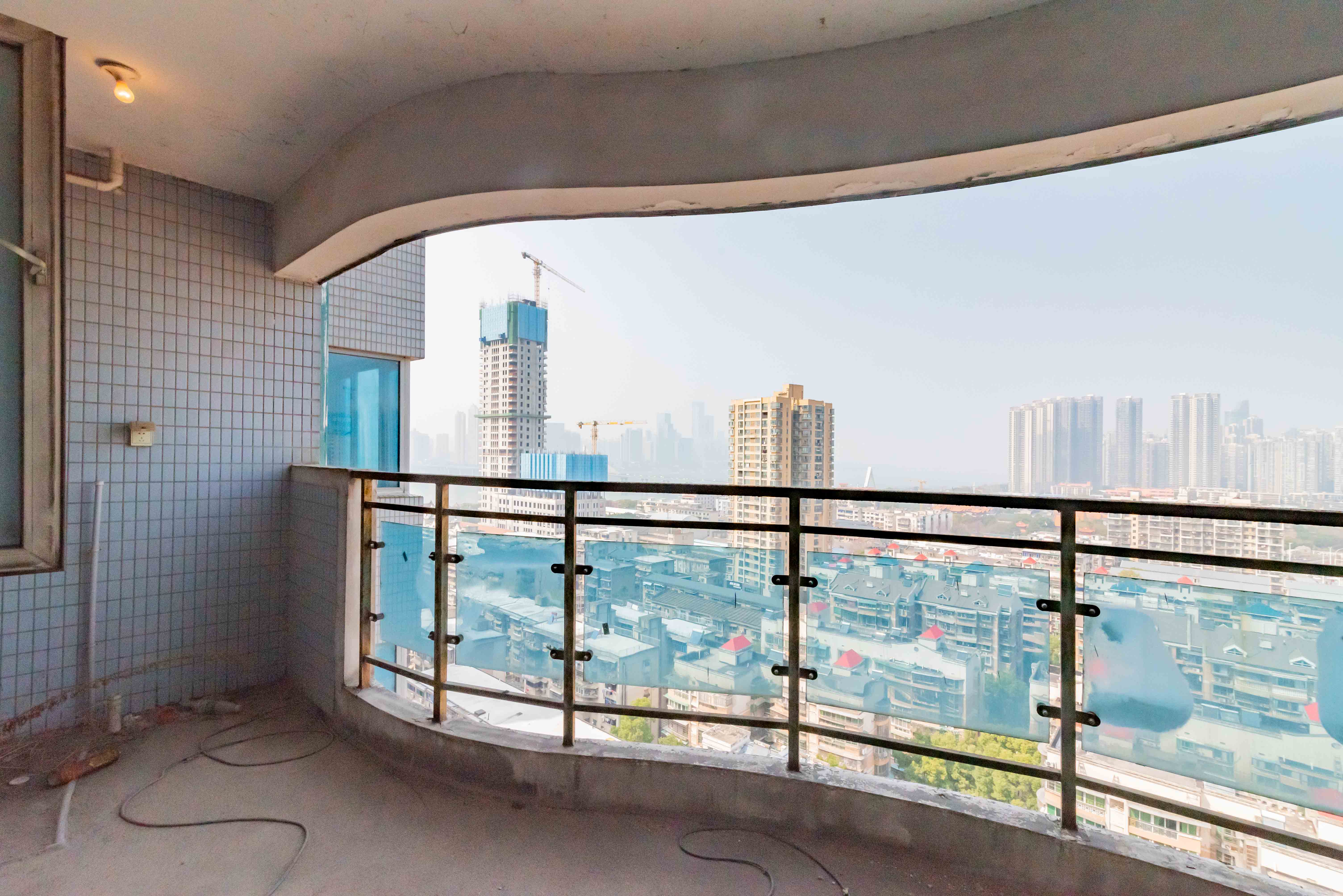 凯乐国际城 3室2厅2卫 156.0万 凯乐国际城 3室2厅2卫 156.0万阳台