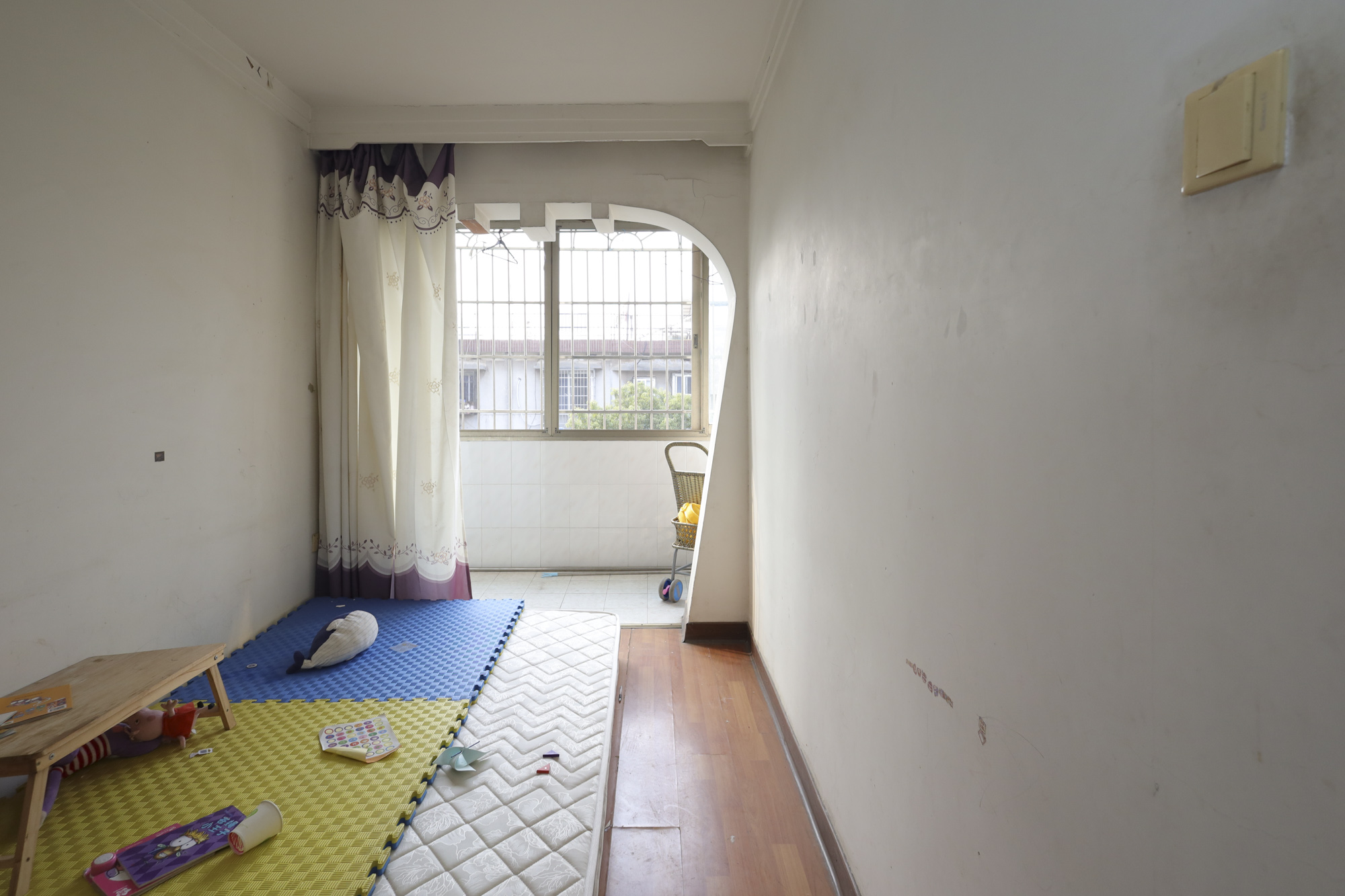 丽臣小区  3室2厅1卫   55.00万卧室