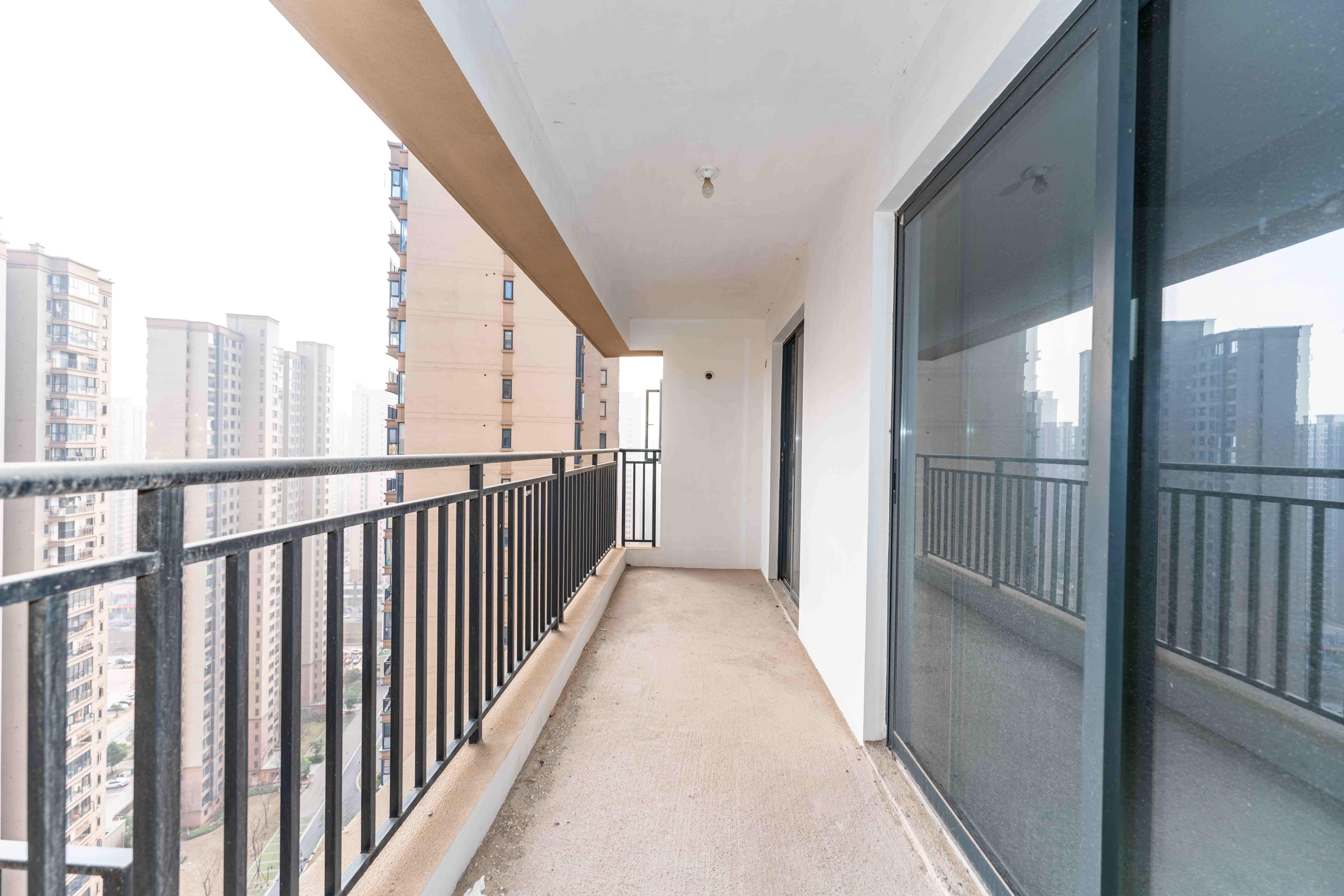 中建嘉和城  4室2厅2卫   122.00万阳台