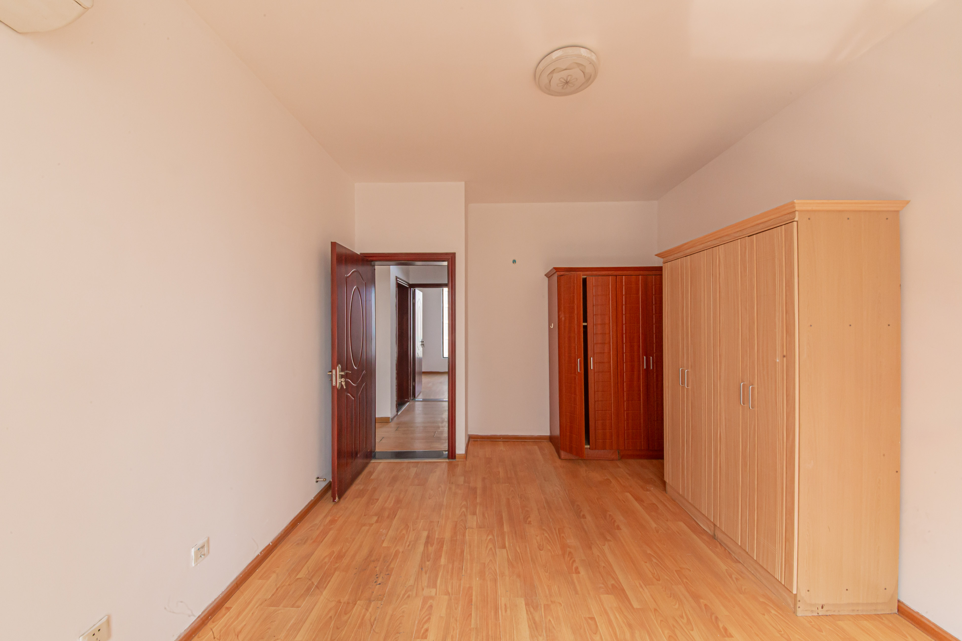 鑫远熙山  4室2厅1卫    120.0万卧室