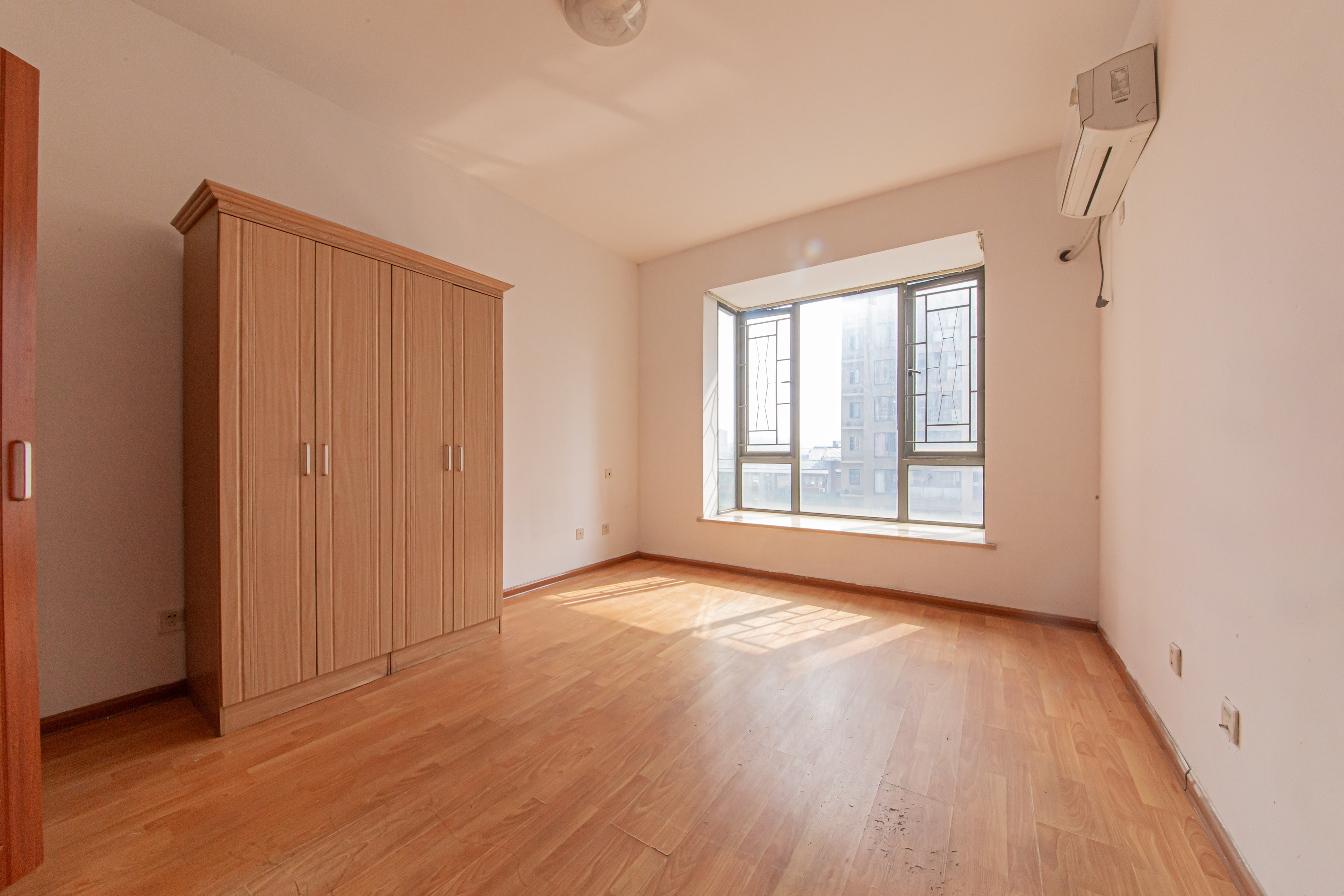 鑫远熙山  4室2厅1卫    120.0万卧室