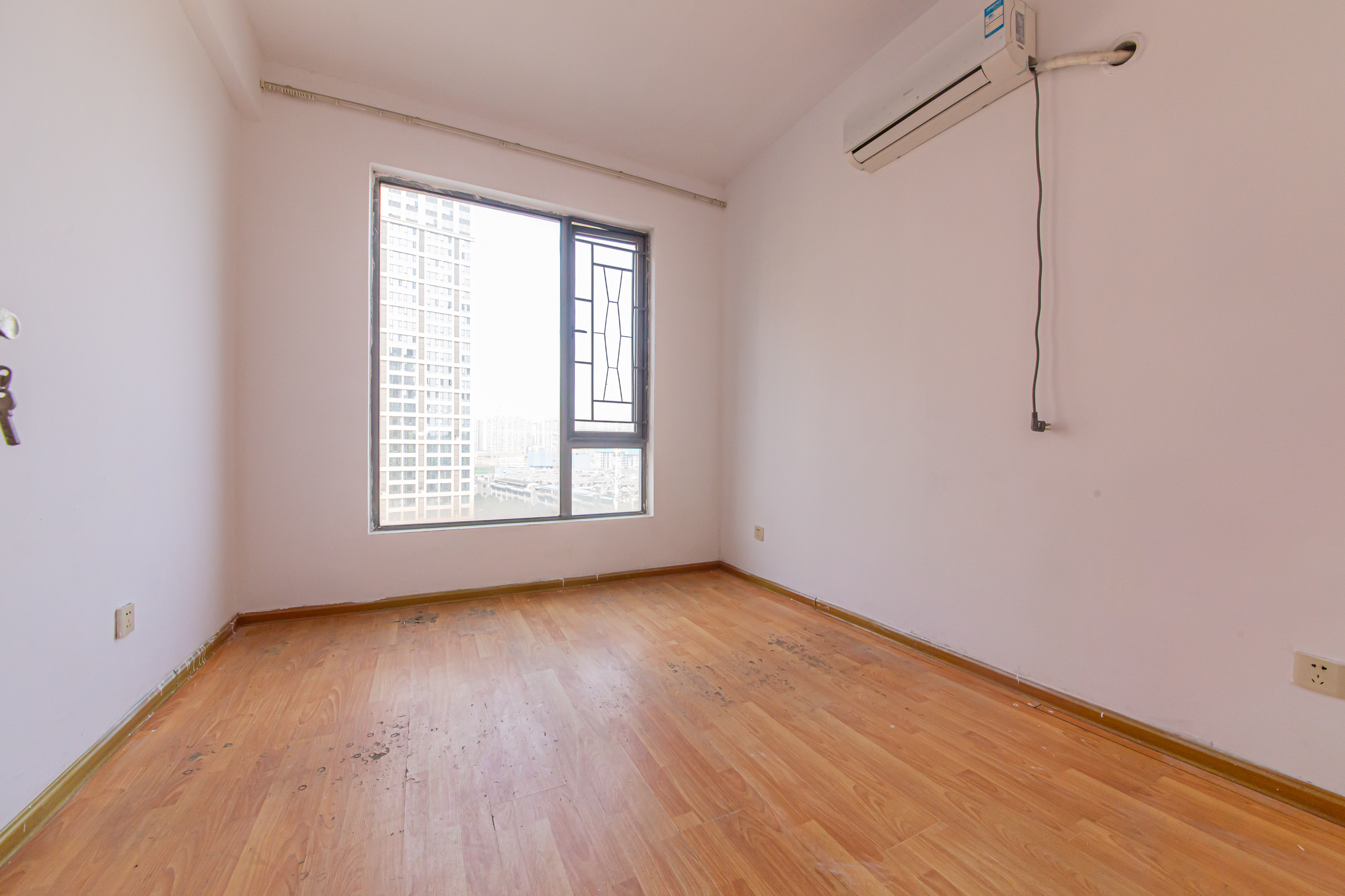 鑫远熙山  4室2厅1卫    120.0万卧室