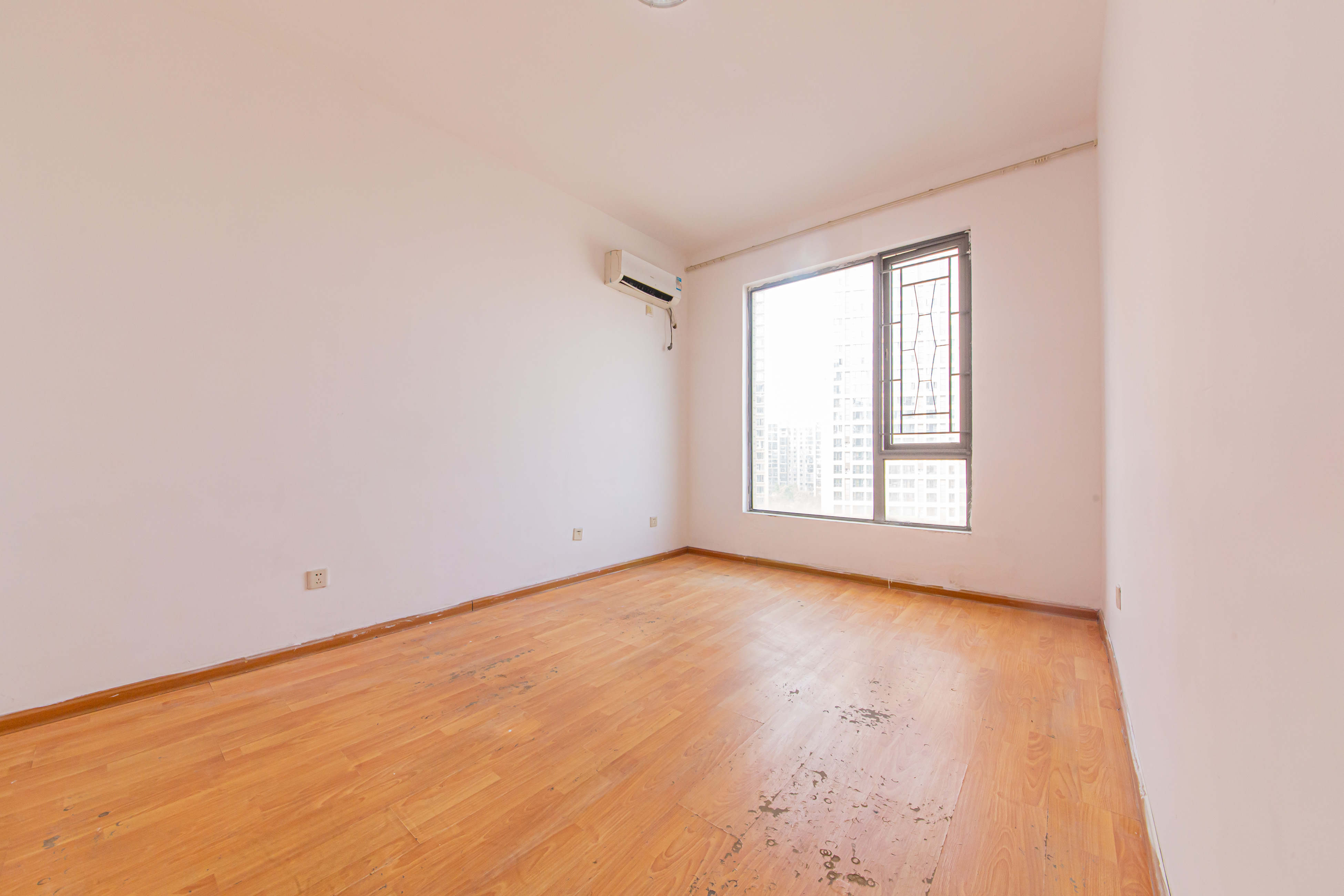 鑫远熙山  4室2厅1卫    120.0万卧室