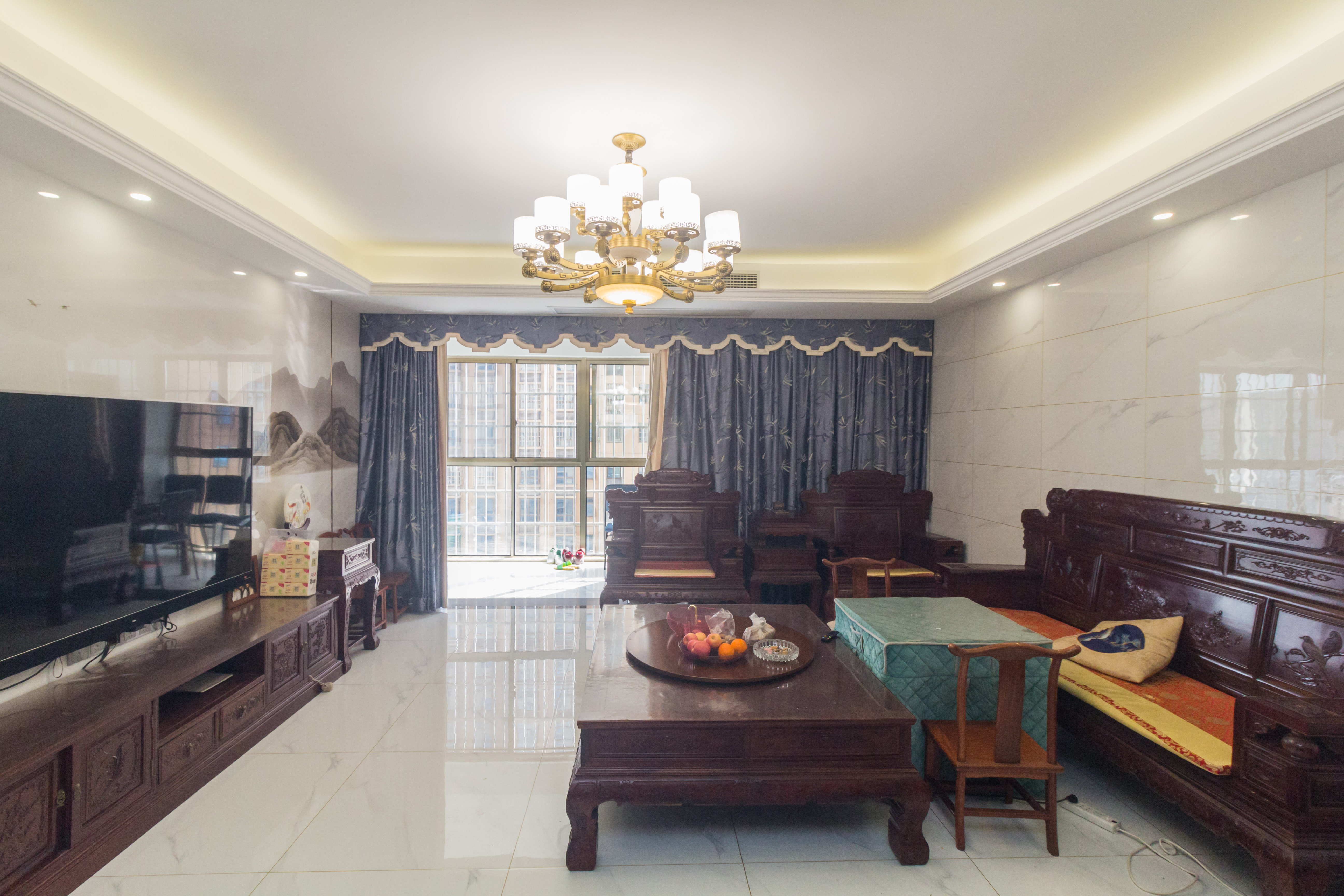 和泉嘉园  4室2厅2卫   157.00万客厅