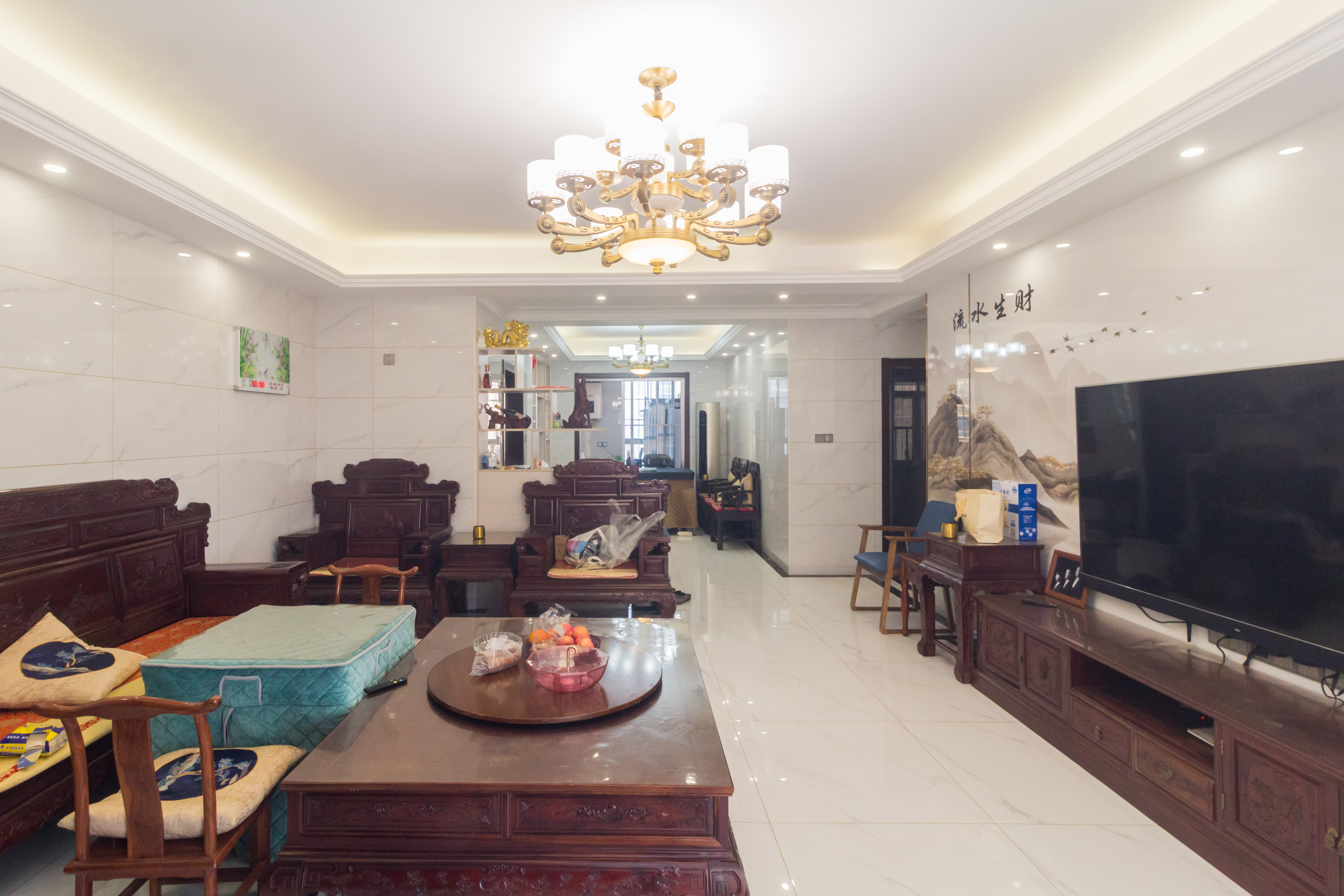 和泉嘉园 4室2厅2卫 157.00万 和泉嘉园 4室2厅2卫 157.00万客厅