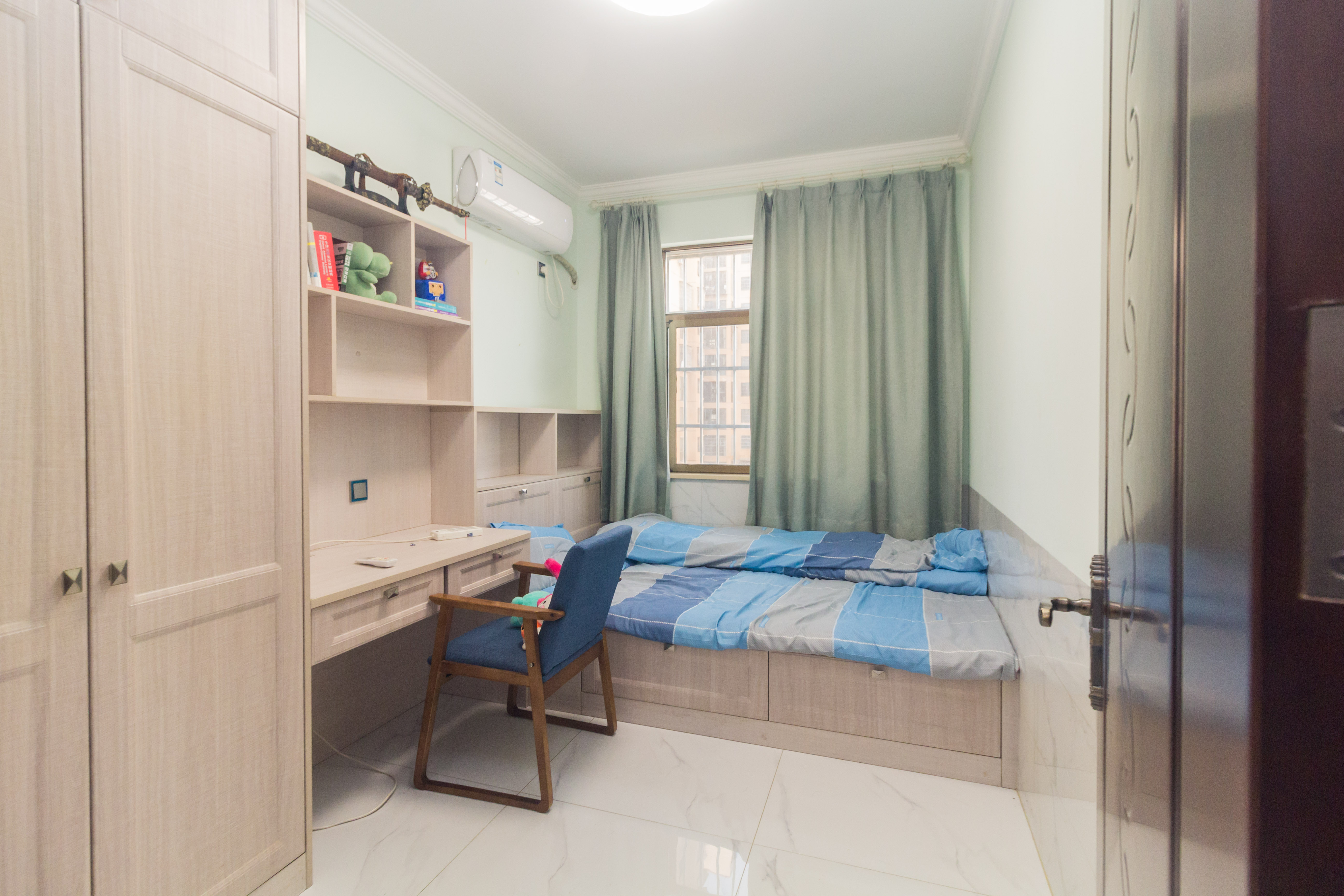 和泉嘉园  4室2厅2卫   157.00万卧室