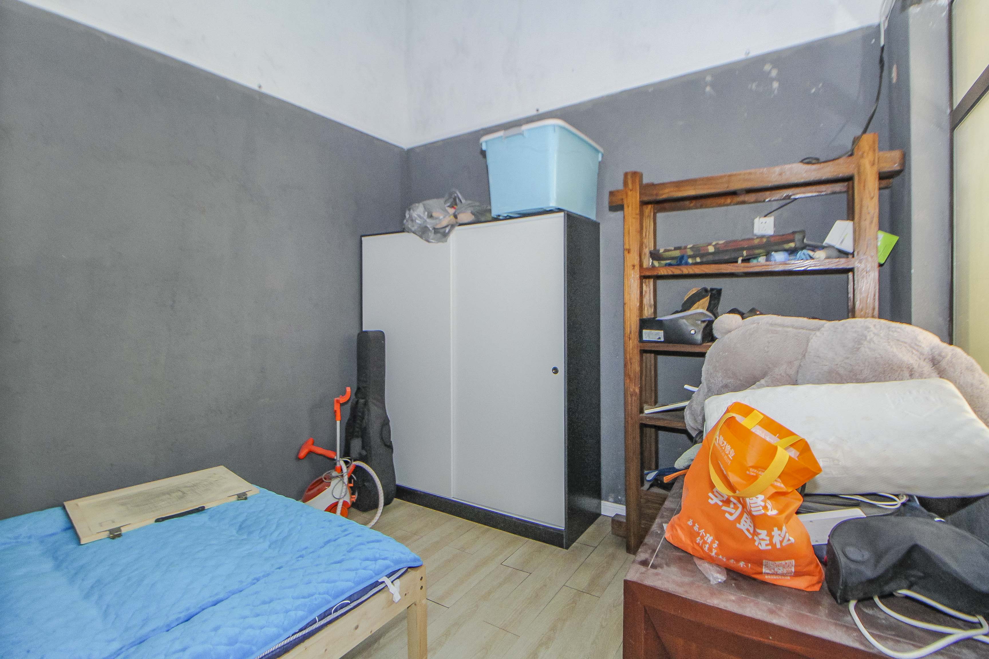 麓山恋迪亚溪谷  6室2厅2卫   298.00万卧室