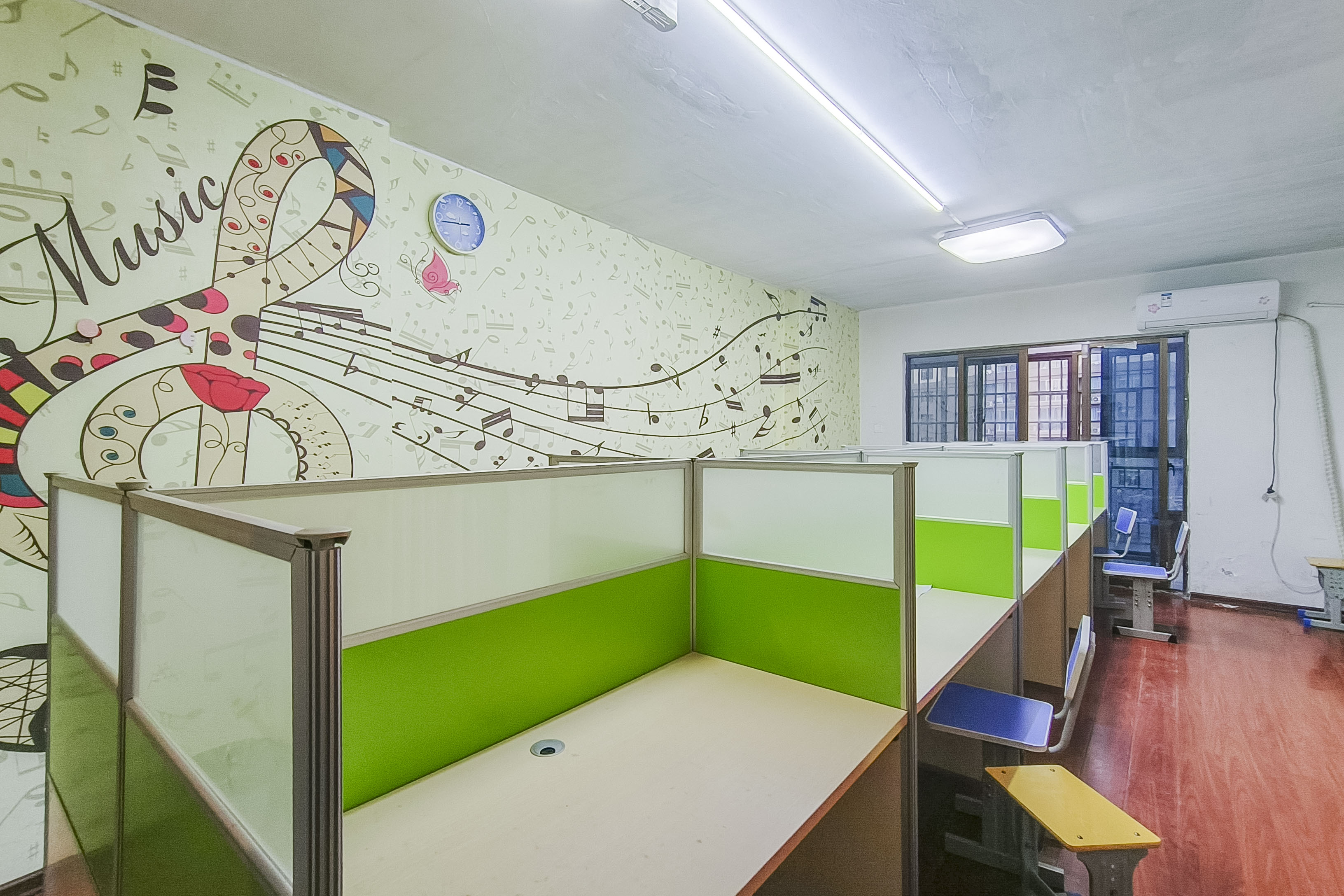 江山帝景哈佛  4室2厅2卫    110.9万客厅