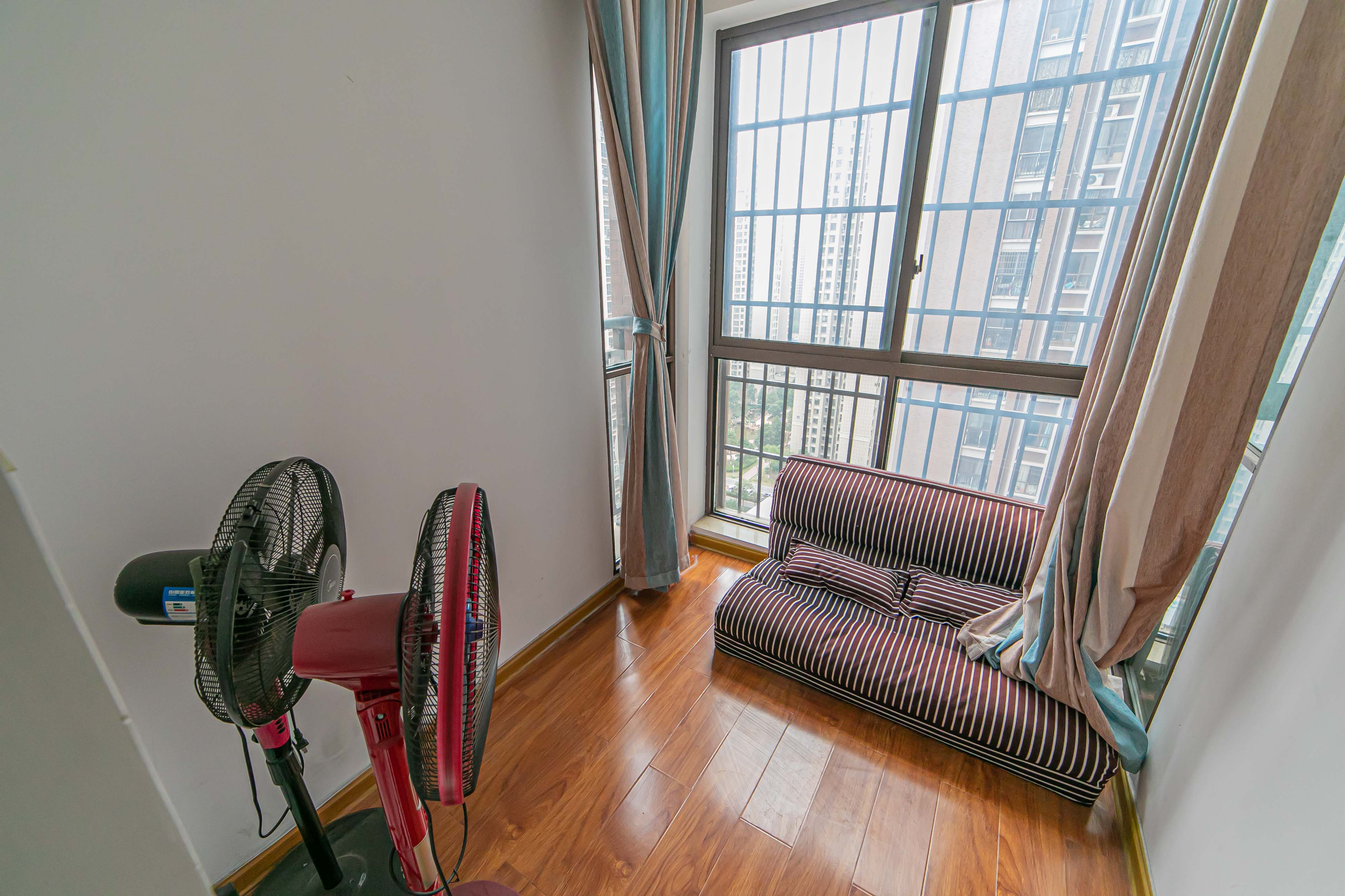 水岸世景  3室2厅1卫   76.80万 水岸世景  3室2厅1卫   76.80万卧室