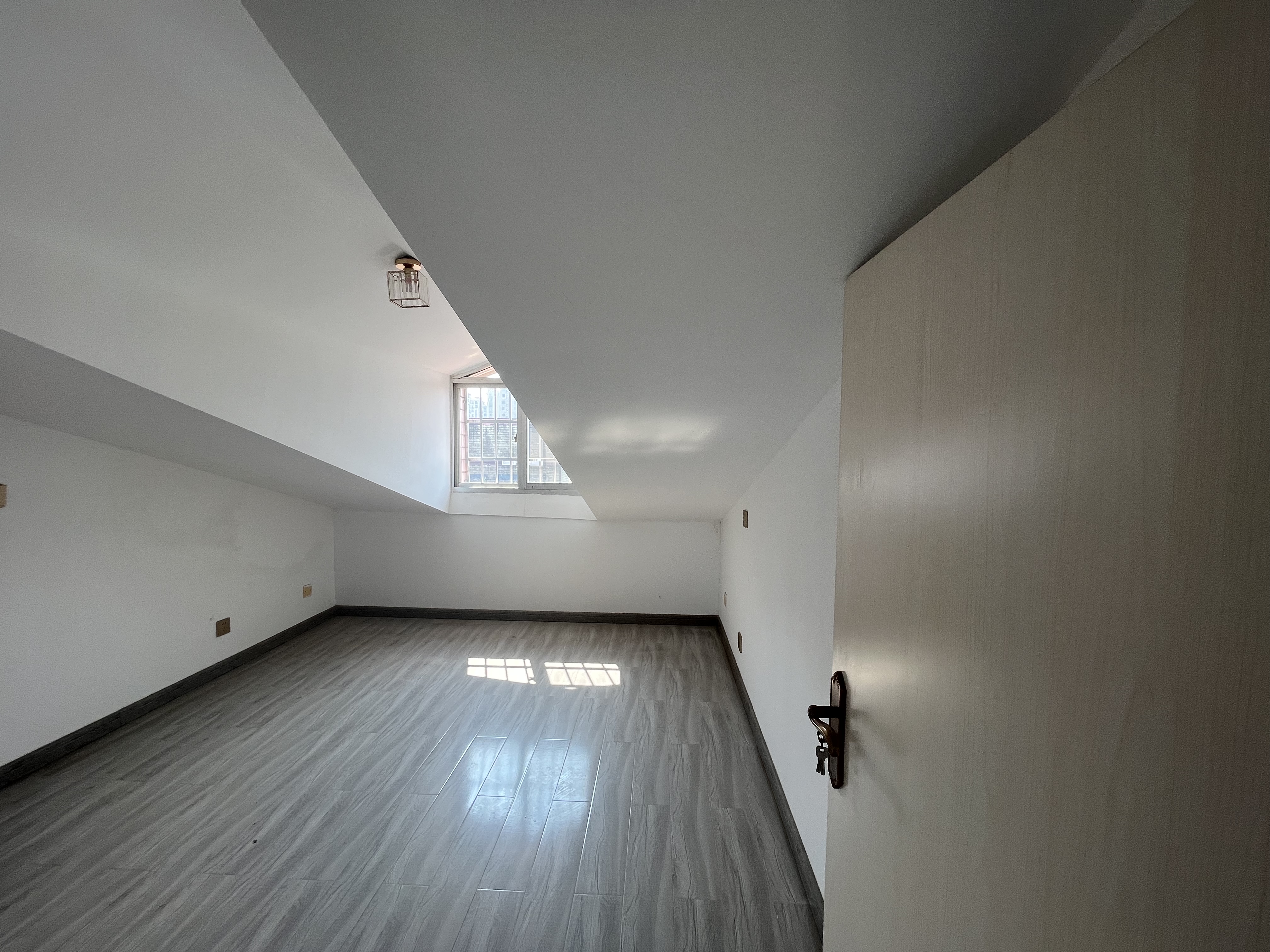 电信小区泰山花园 4室2厅3卫 69.80万 电信小区泰山花园 4室2厅3卫 69.80万室内图