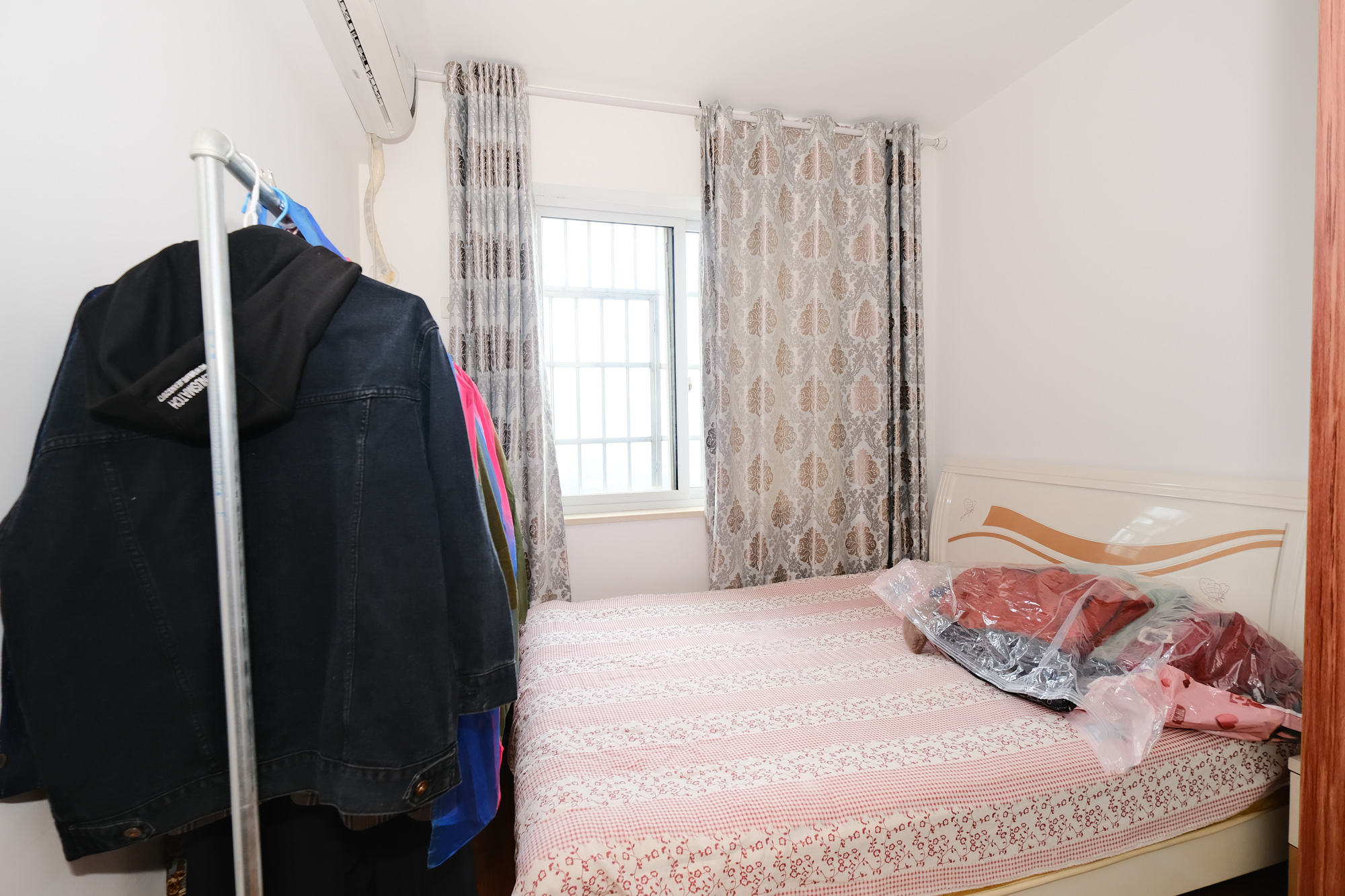 世景华庭  3室2厅2卫   70.00万 世景华庭  3室2厅2卫   70.00万卧室