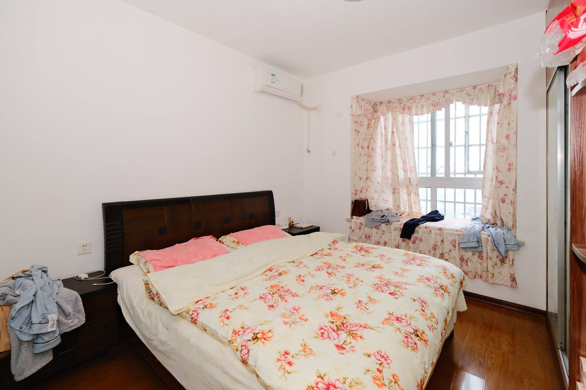 世景华庭  3室2厅2卫   70.00万 世景华庭  3室2厅2卫   70.00万卧室