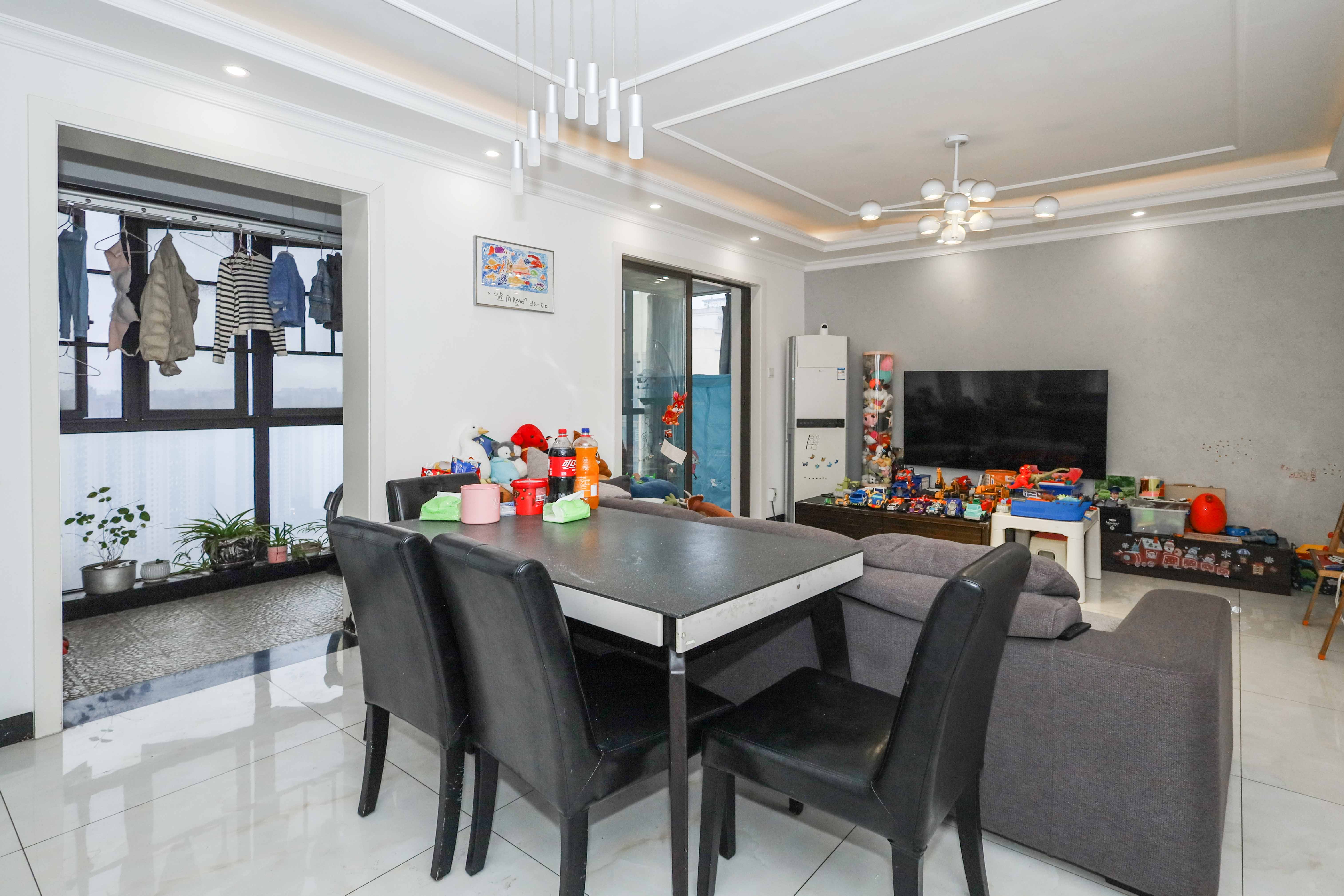 梅溪湖合能璞丽  3室2厅2卫    180.0万客厅