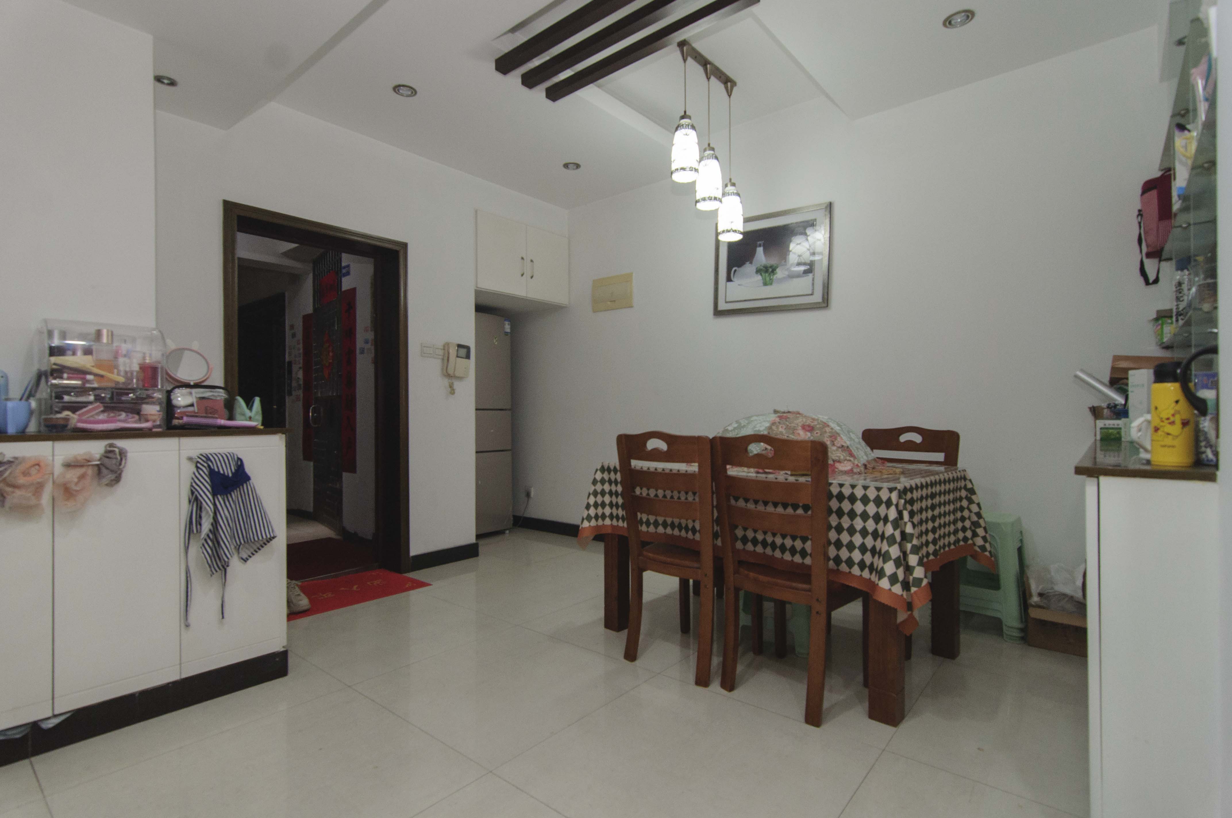 华盛家园  3室2厅2卫    120.0万客厅