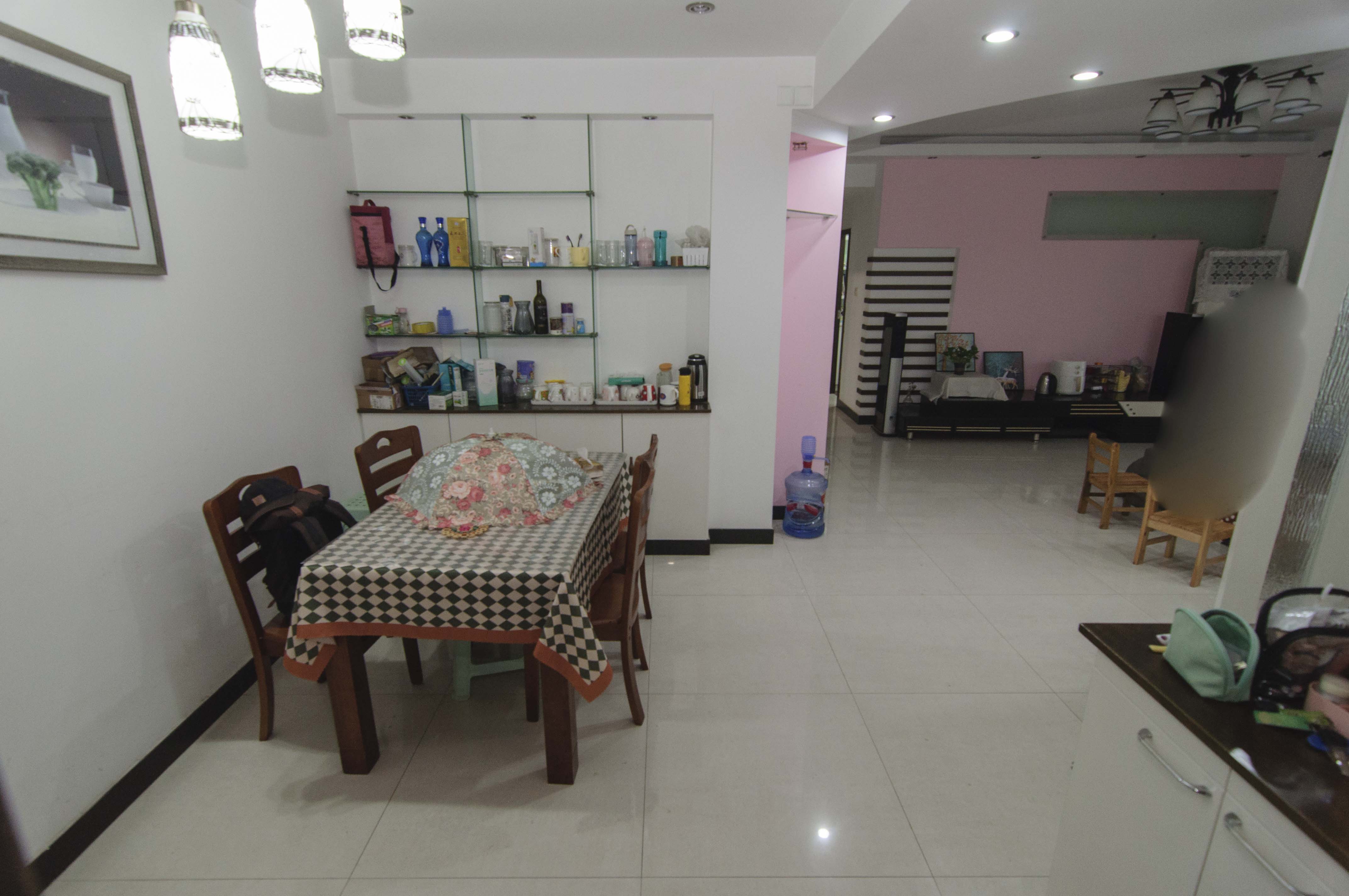 华盛家园  3室2厅2卫    120.0万客厅