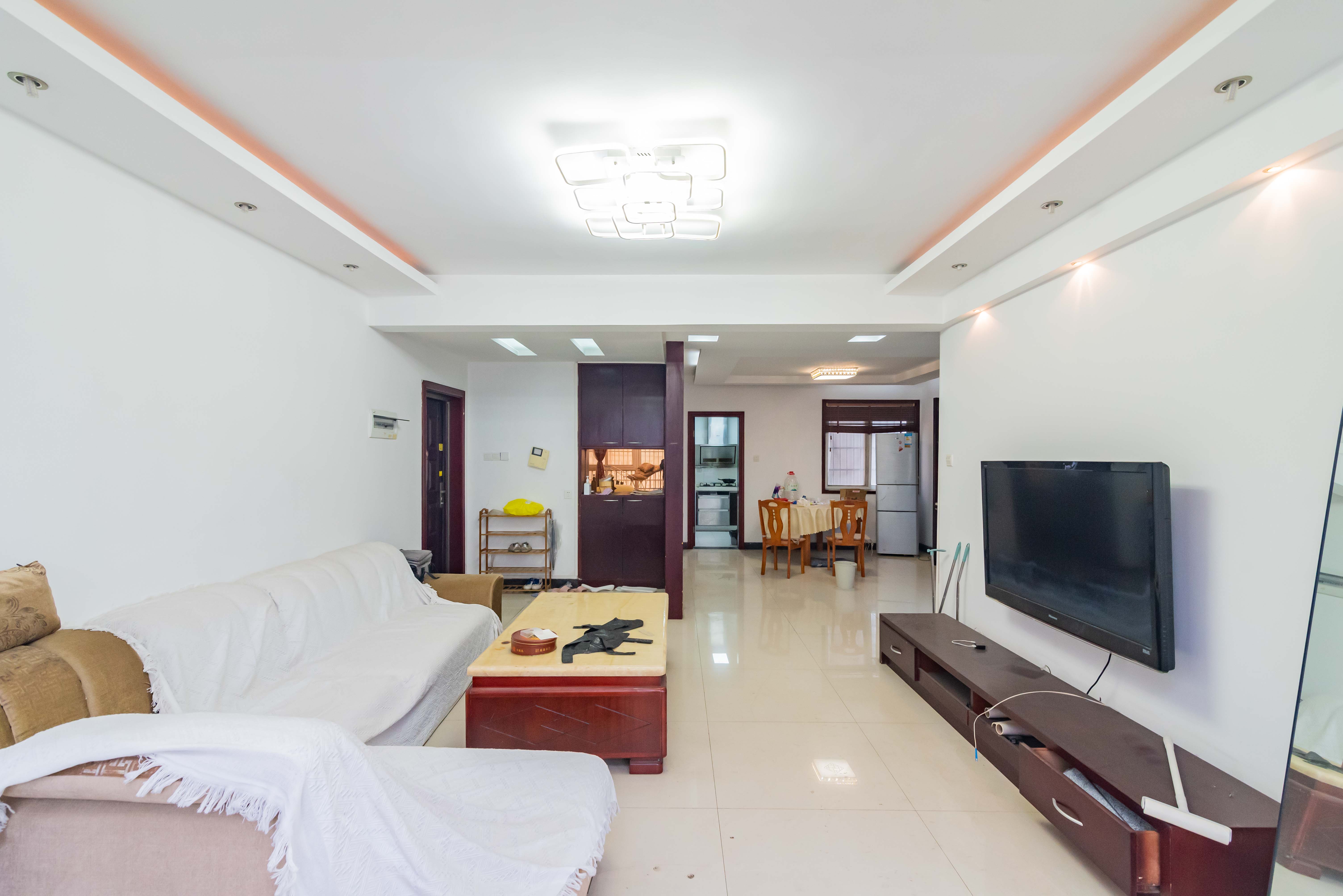 月湖兰庭  3室2厅2卫    99.8万 月湖兰庭  3室2厅2卫    99.8万客厅