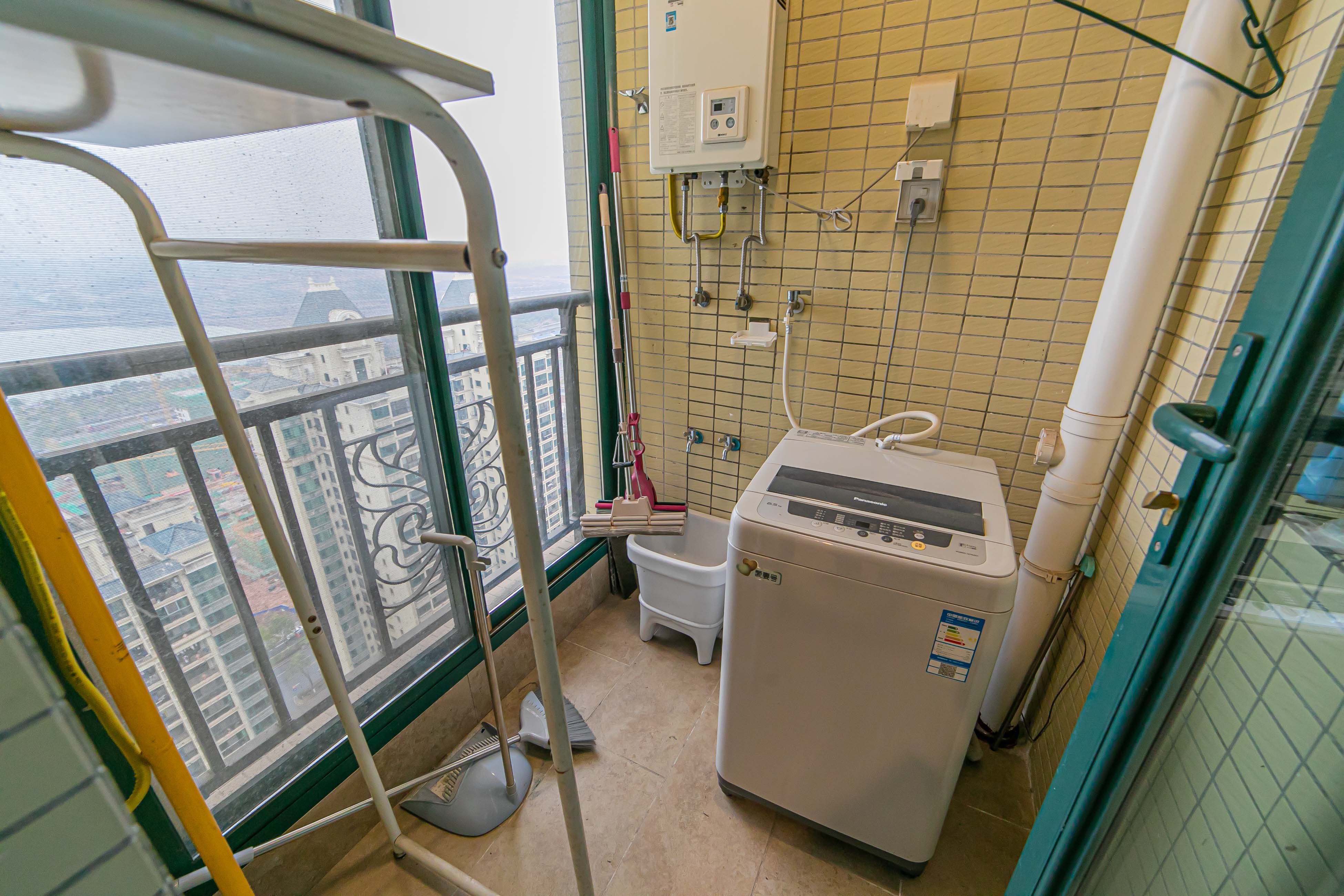 恒大翡翠华庭  3室2厅2卫    105.0万厨房
