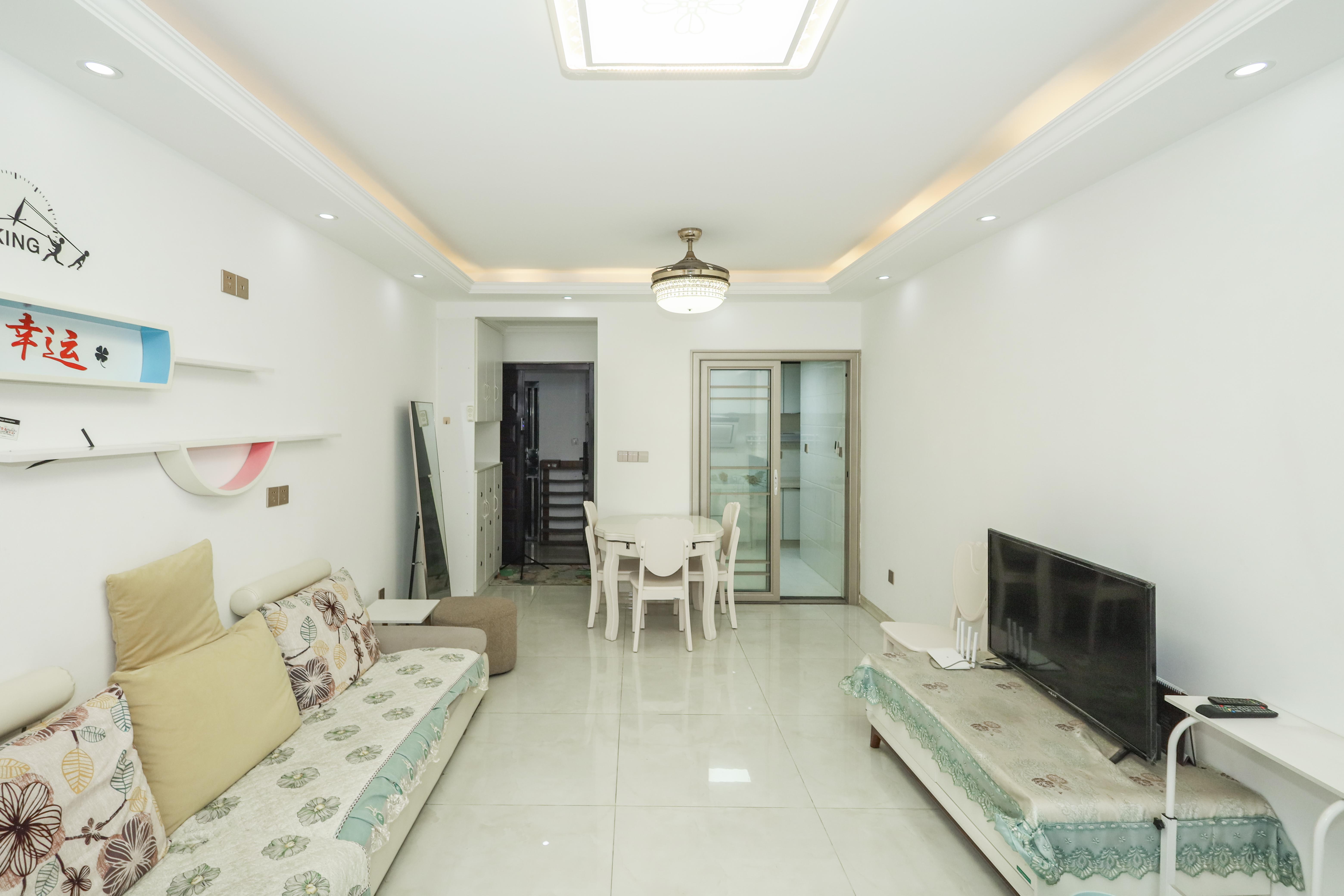 凯特梅溪紫郡  3室2厅1卫    80.0万 凯特梅溪紫郡  3室2厅1卫    80.0万客厅