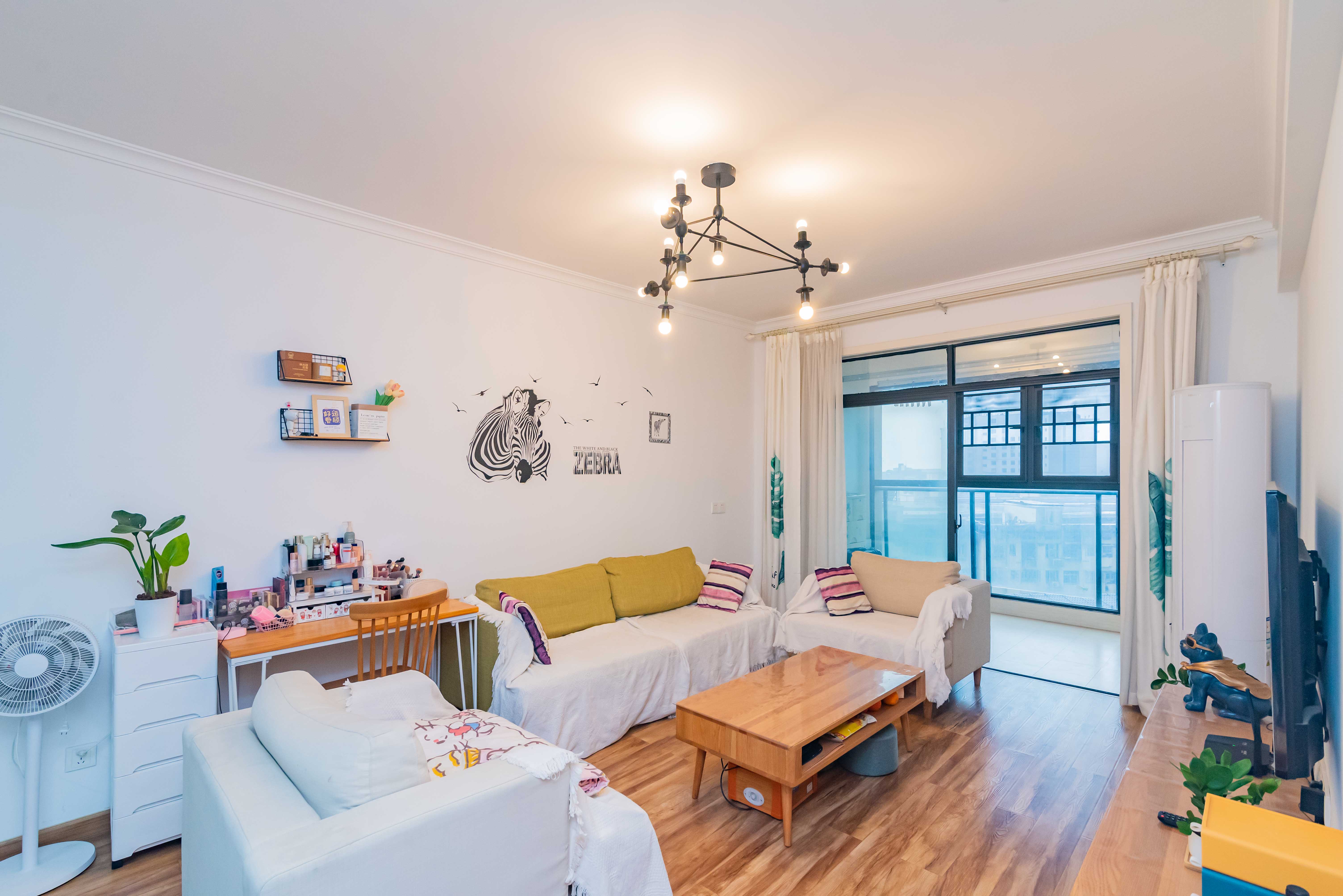 香江锦城  2室2厅1卫    125.0万客厅