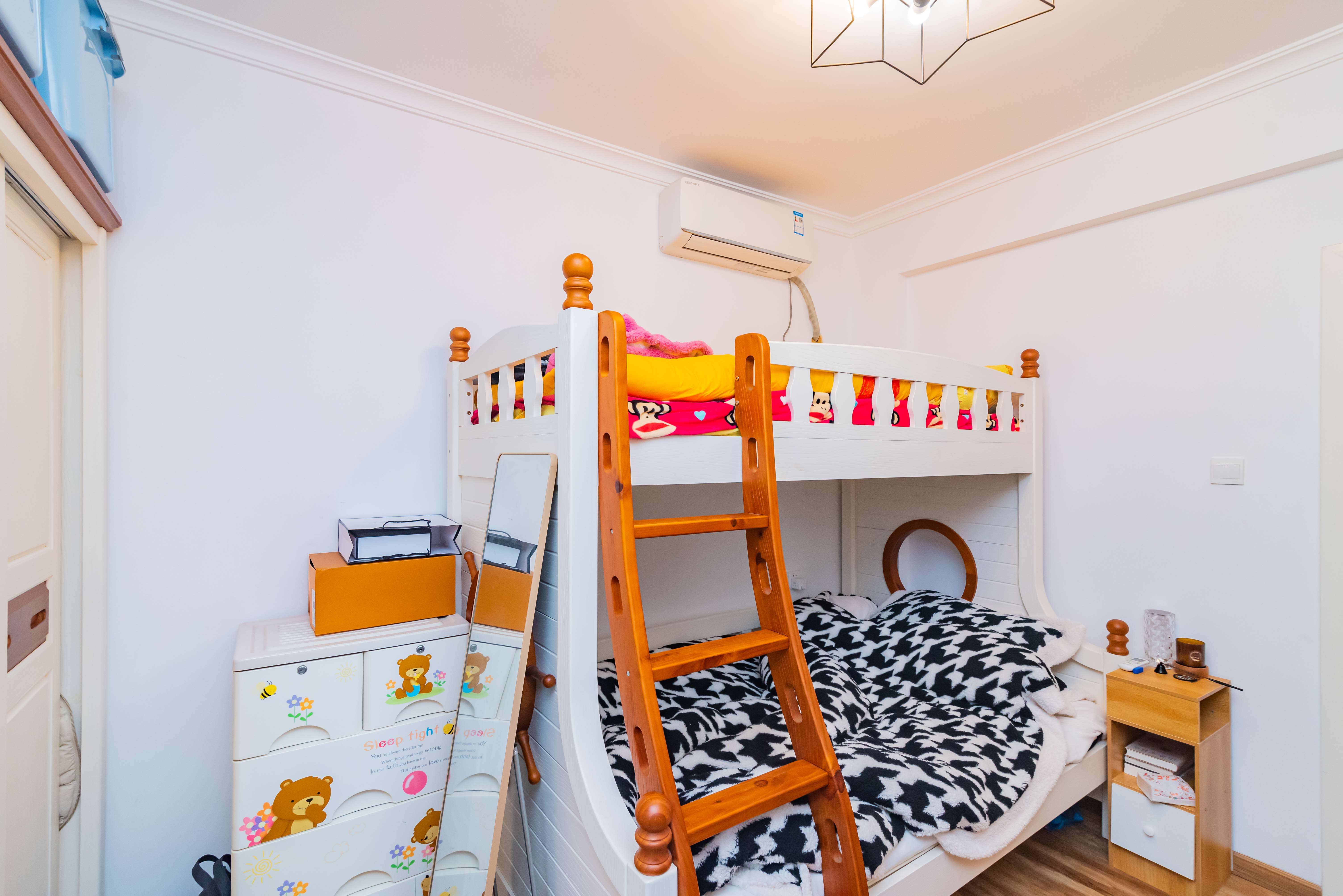 香江锦城  2室2厅1卫    125.0万卧室