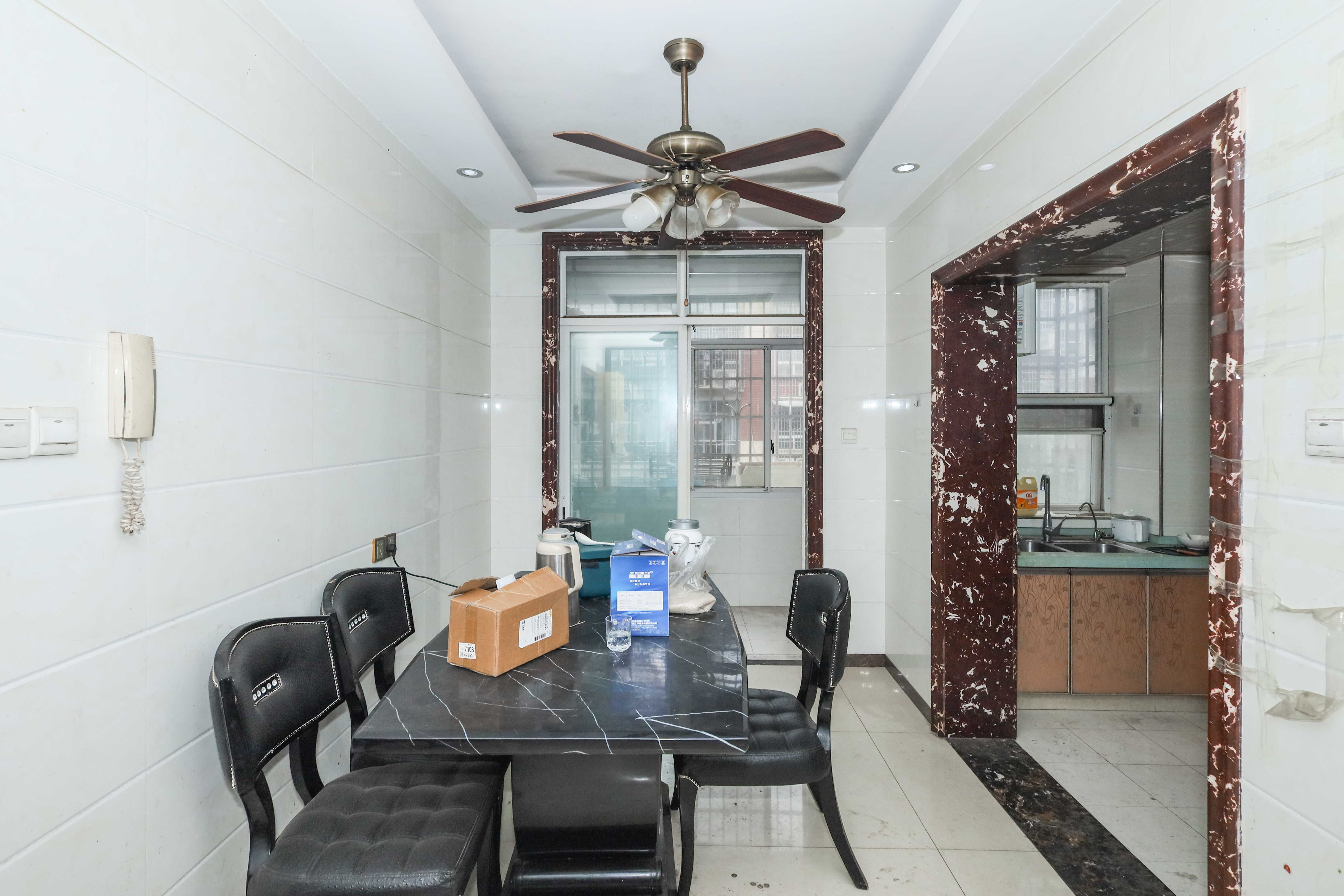 山水英伦 3室2厅2卫 108.0万 山水英伦 3室2厅2卫 108.0万客厅