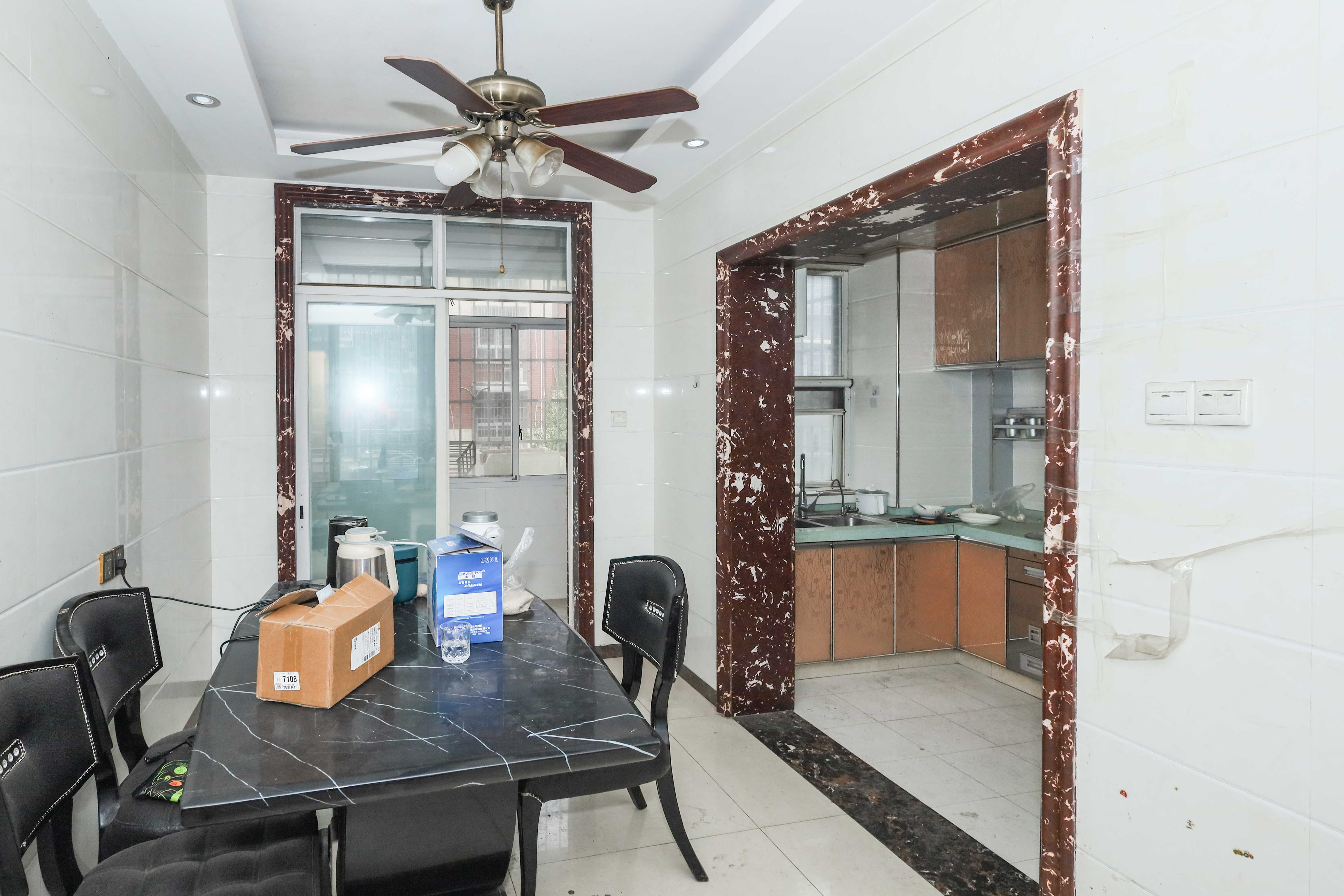 山水英伦 3室2厅2卫 108.0万 山水英伦 3室2厅2卫 108.0万客厅