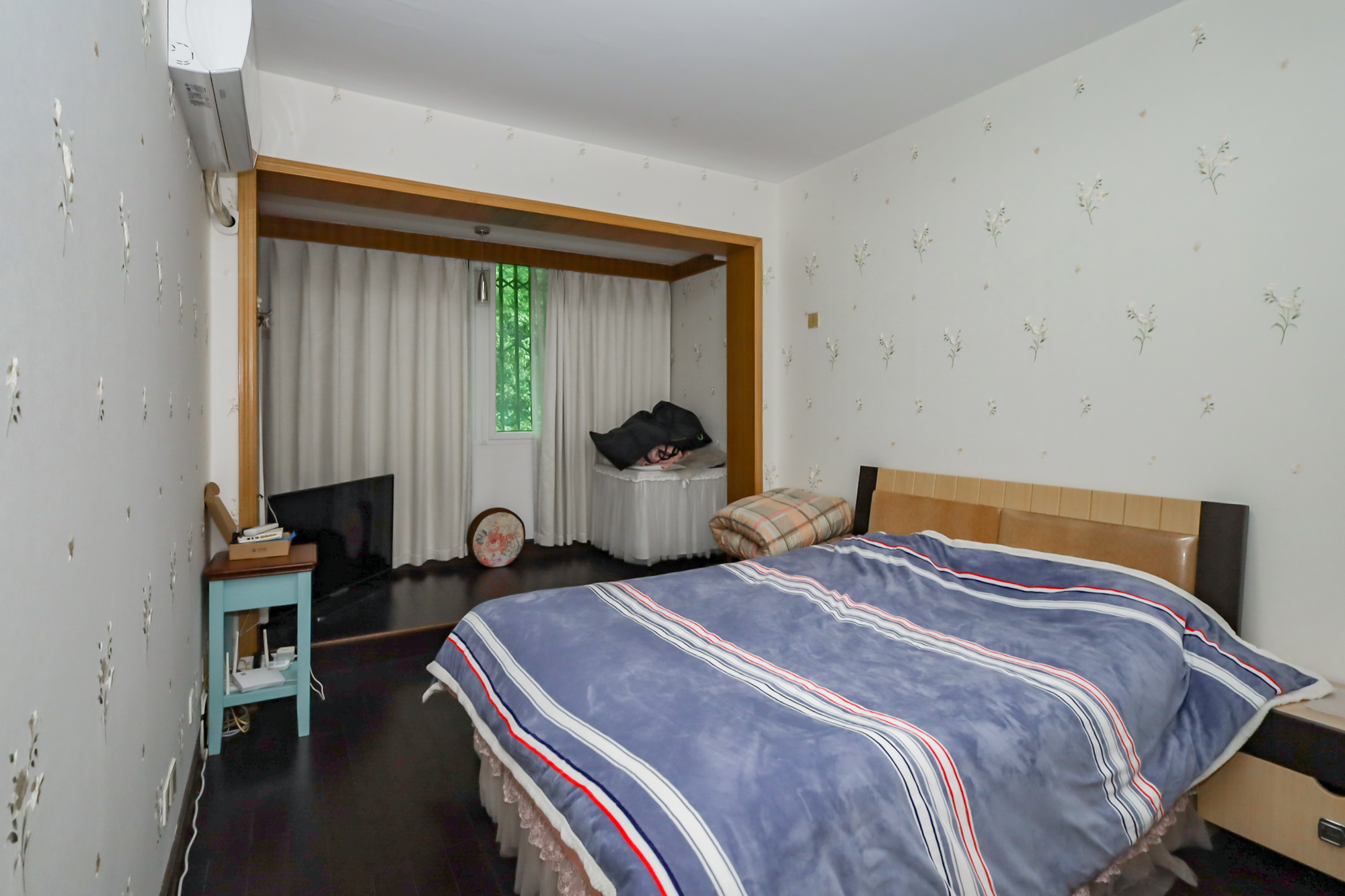 静园山庄  5室2厅4卫   258.00万卧室